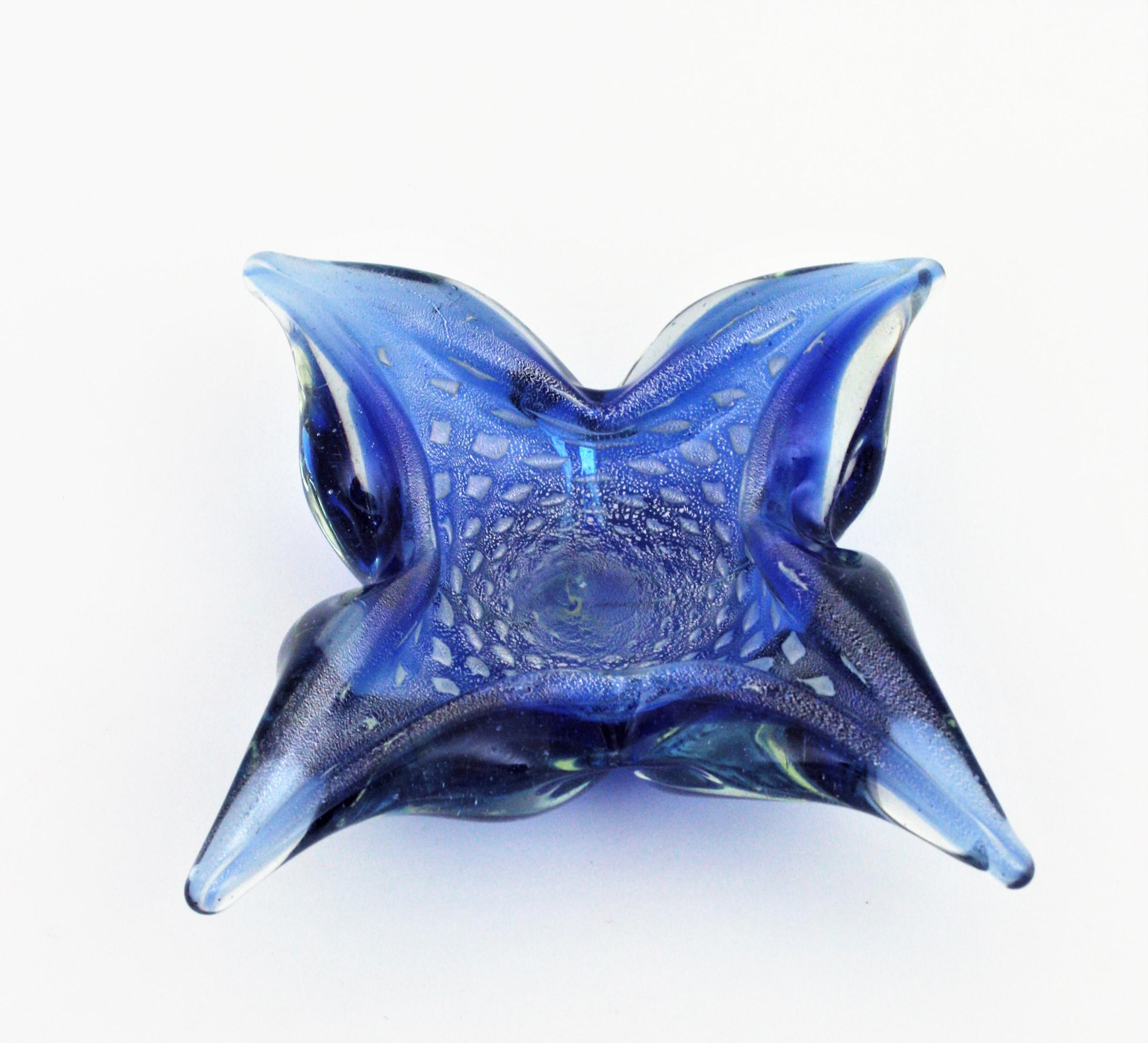 Seguso Silver Flecks Blue Murano Star Glasschale, 1950er Jahre (Moderne der Mitte des Jahrhunderts) im Angebot