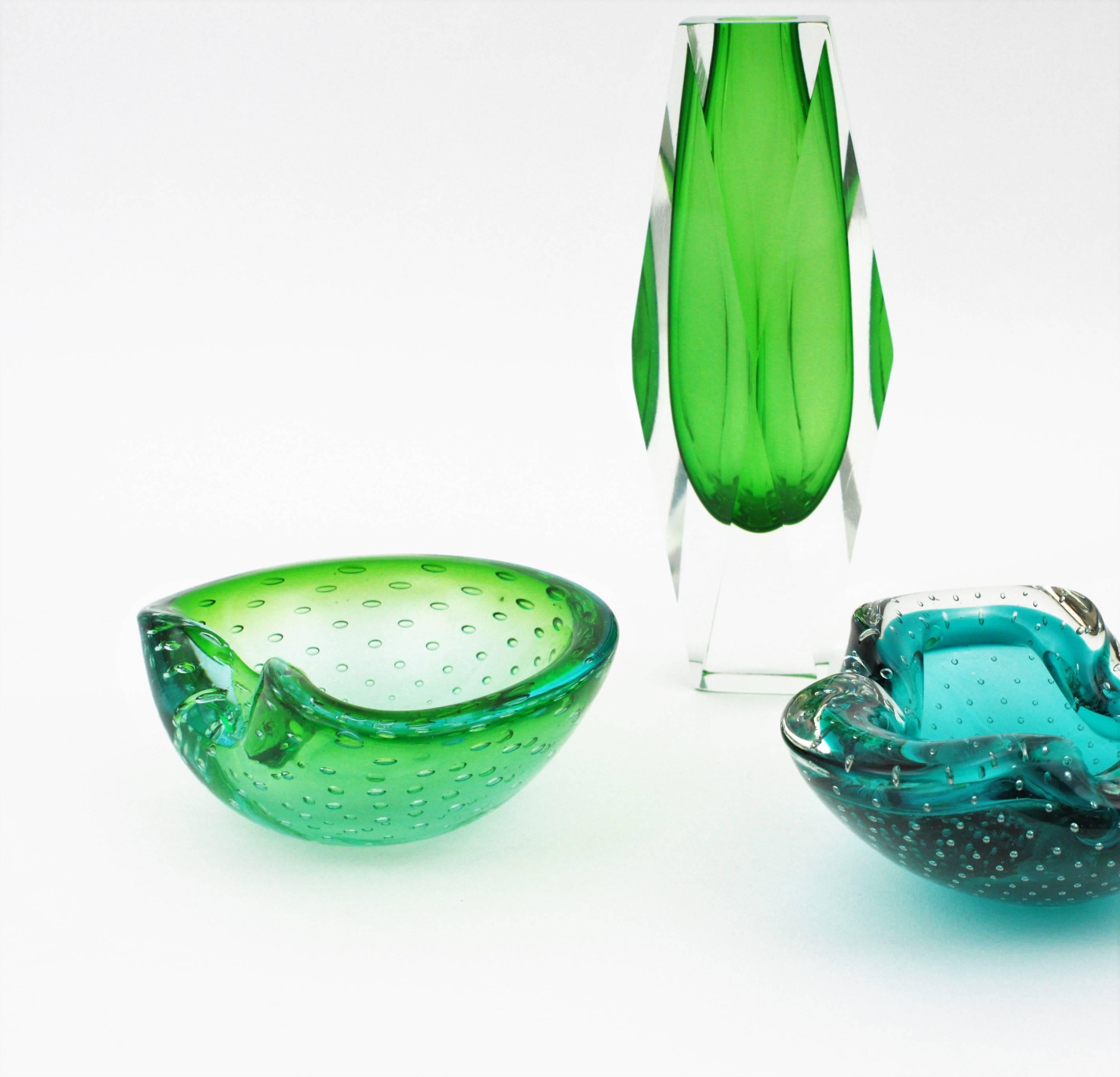 Italian Seguso Murano Sommerso Green and Blue Bullicante Art Glass Bowl