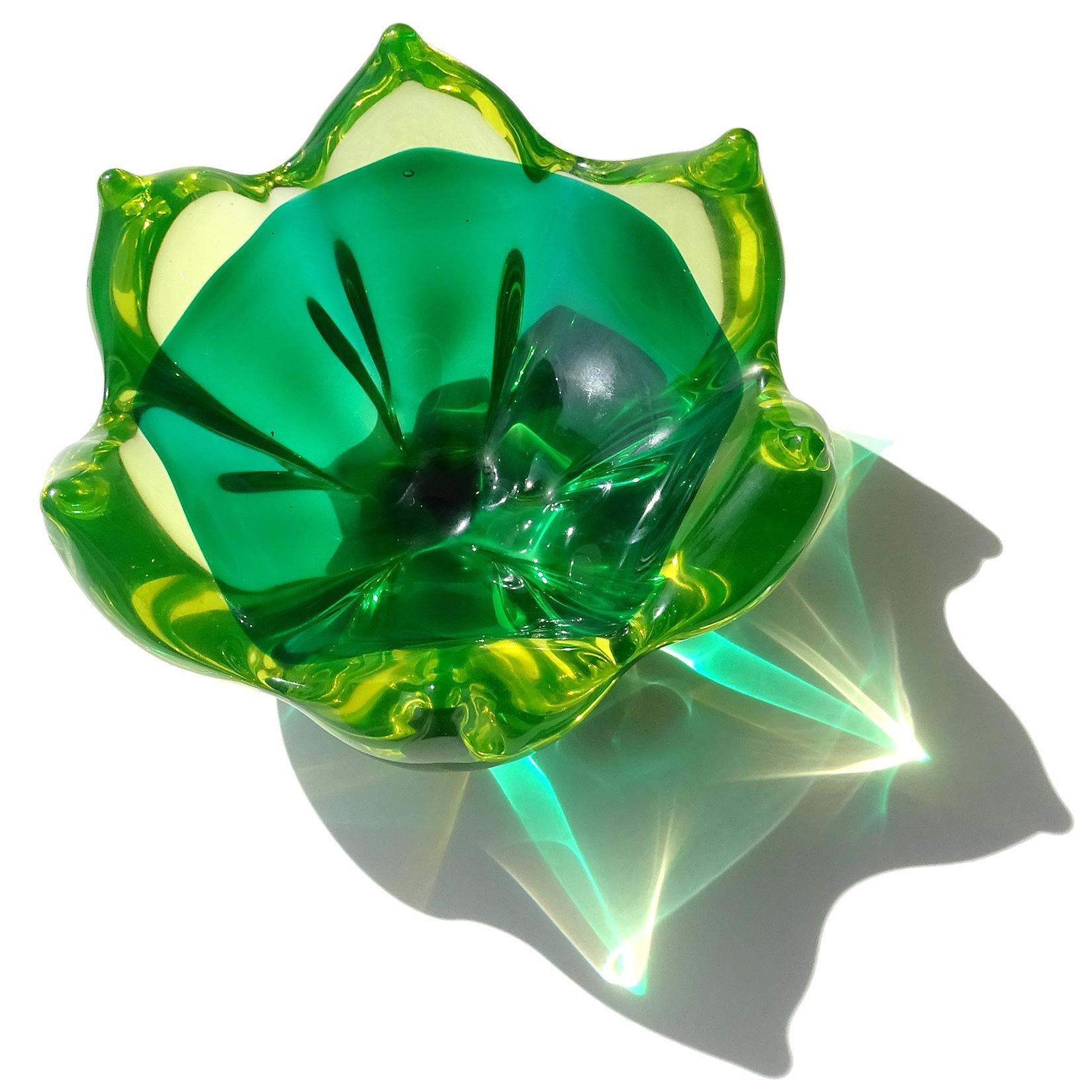 Beautiful Murano hand blown Sommerso green and yellow glass Italian art glass Lotus flower shaped bowl. Documented to designer Archimede Seguso. Still retains original 
