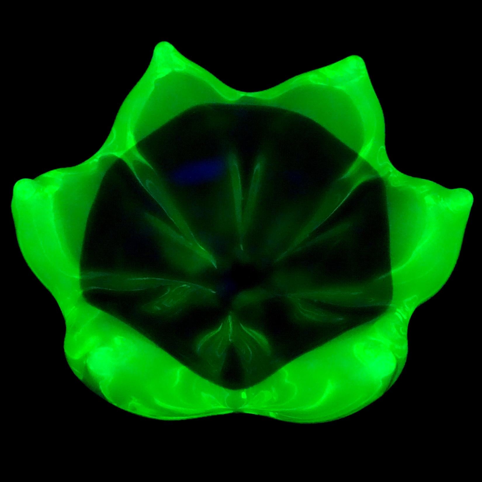 Hand-Crafted Seguso Murano Sommerso Green Glowing Uranium Italian Art Glass Lotus Flower Bowl