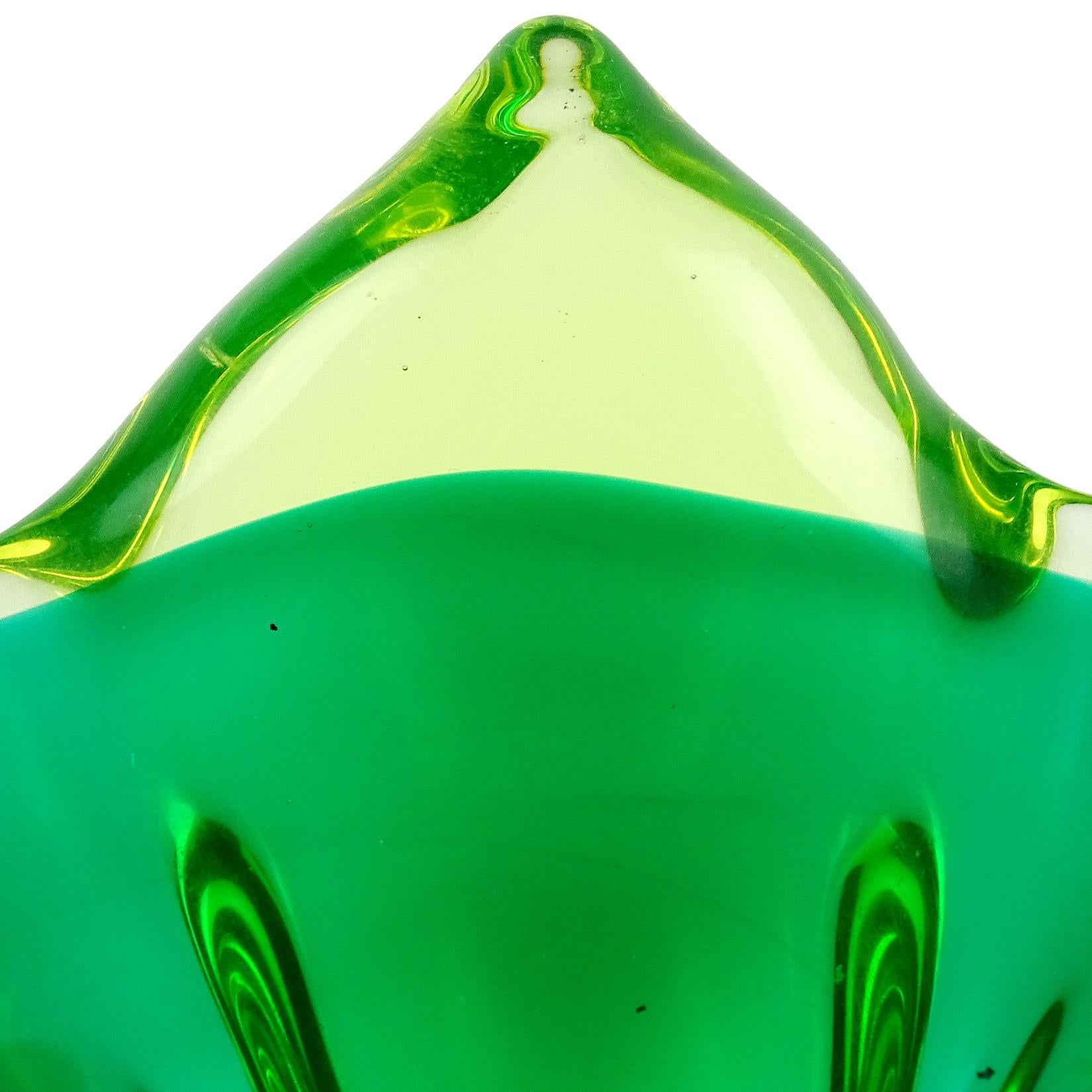 Seguso Murano Sommerso Green Glowing Uranium Italian Art Glass Lotus Flower Bowl In Good Condition In Kissimmee, FL