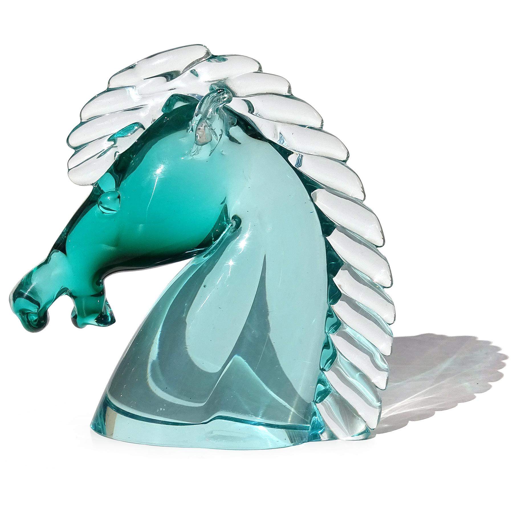 Magnifique sculpture de tête de cheval en verre soufflé à la main de Murano, de couleur verte à claire. La figure est documentée au designer Archimede Seguso, vers les années 1950. Il porte encore l'étiquette festonnée rouge d'origine (mais usée)