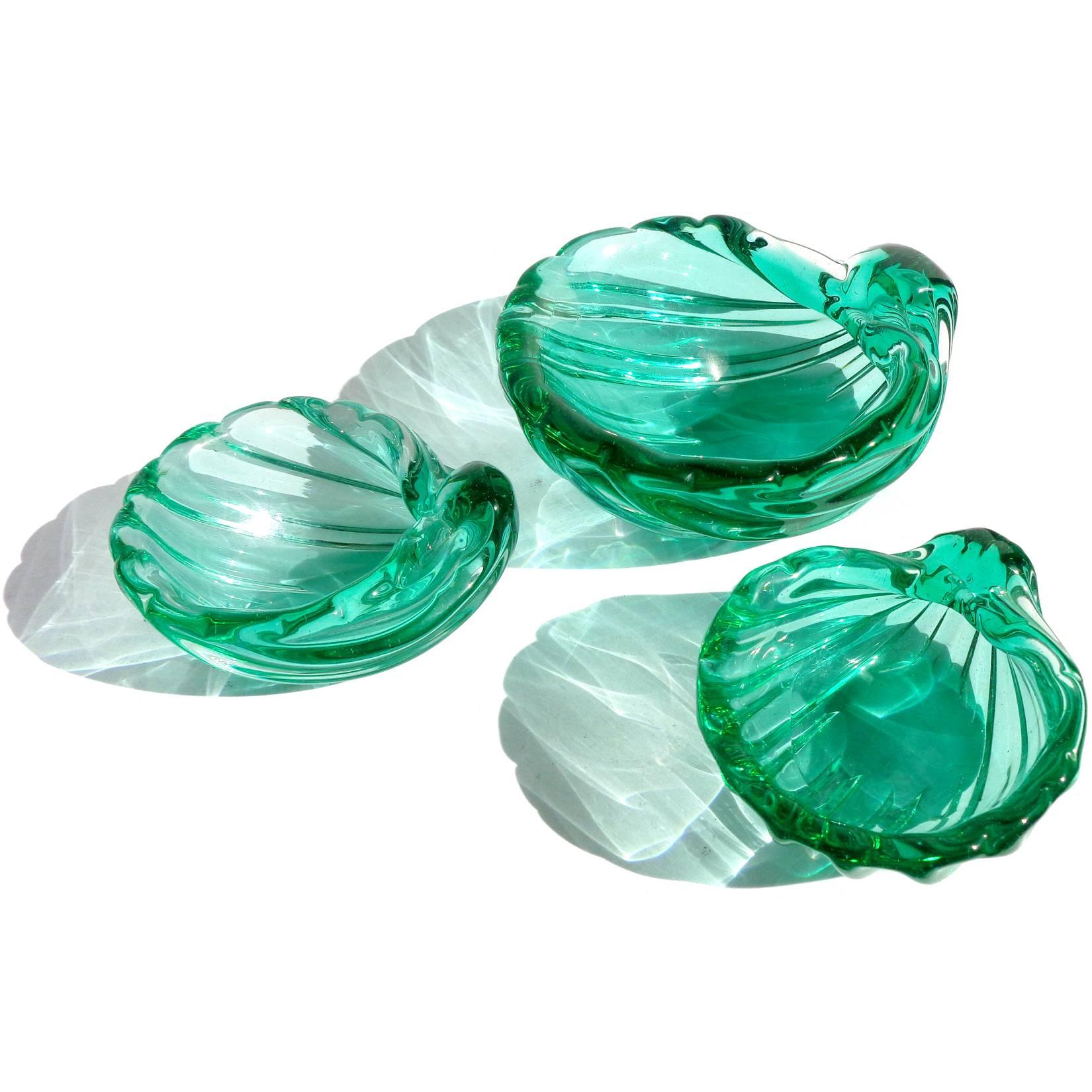 Beautiful set of three vintage Murano hand blown Sommerso green Italian art glass sculptural seashell ring dishes / master salt set. Documented to designer Archimede Seguso. Would make a great display on any desk, vanity or coffee table. Use them as