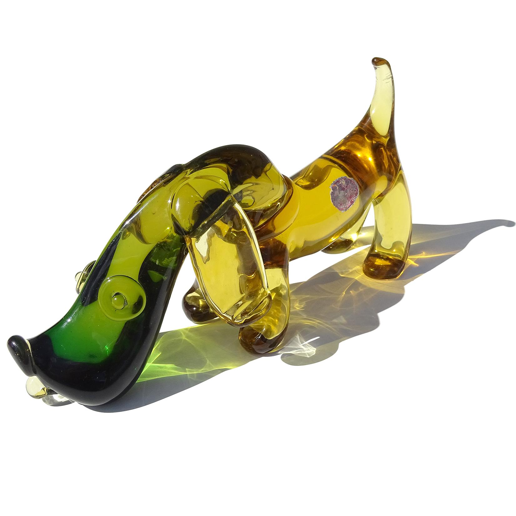 Magnifique et charmante sculpture en verre d'art italien Sommerso soufflé à la main de Murano, jaune miel, orange et vert, représentant un chiot Dachshund. Documenté au designer Archimede Seguso, avec l'étiquette usée « Archimede Seguso - Murano -