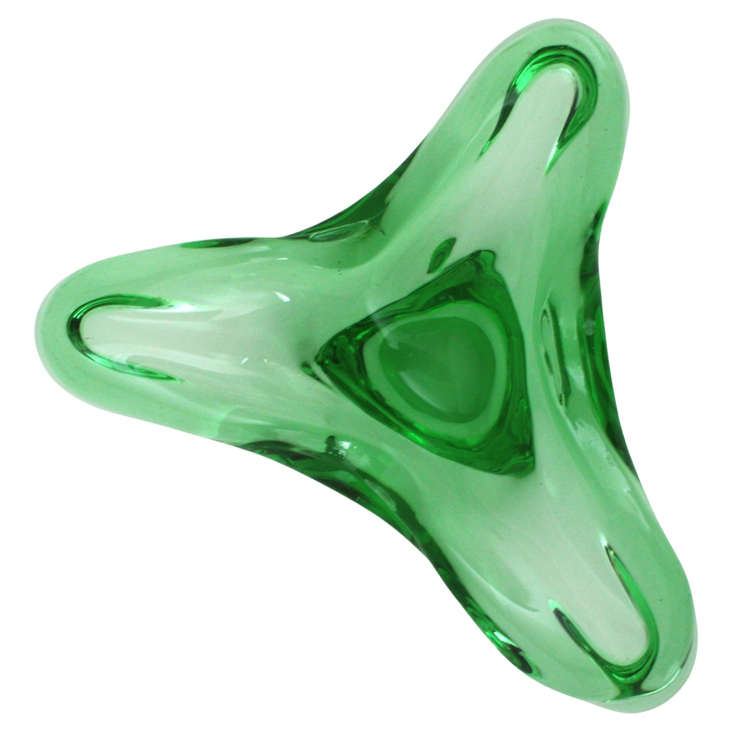 A beautiful handblown Murano glass bowl in emerald green color cased into clear glass. Attributed to Seguso factory. Italy, 1960s.
Eye-catching organic design and triangular shape.
Useful as candy or jewelry bowl, ashtray or vide poche.
Measures: 21