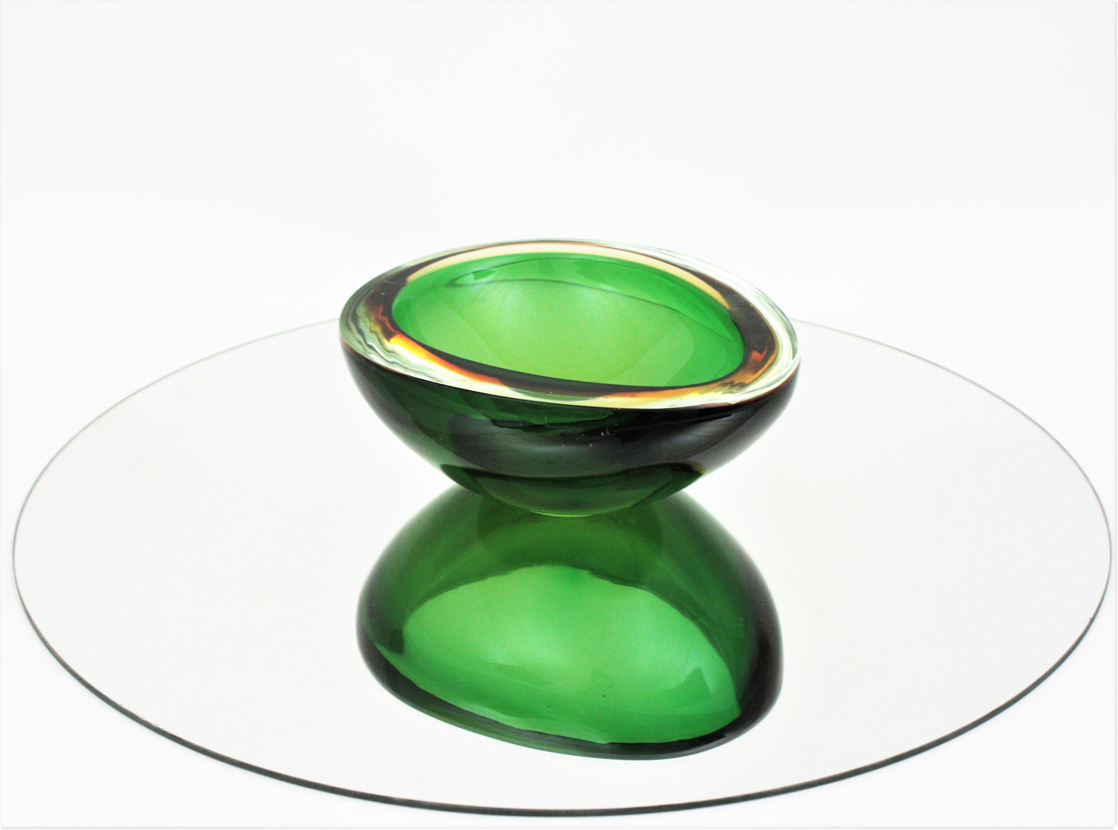 Seguso Murano Glass Sommerso Grün Gelb Kunstglas Riesige Ovoide Tafelaufsatz Schale (Moderne der Mitte des Jahrhunderts) im Angebot
