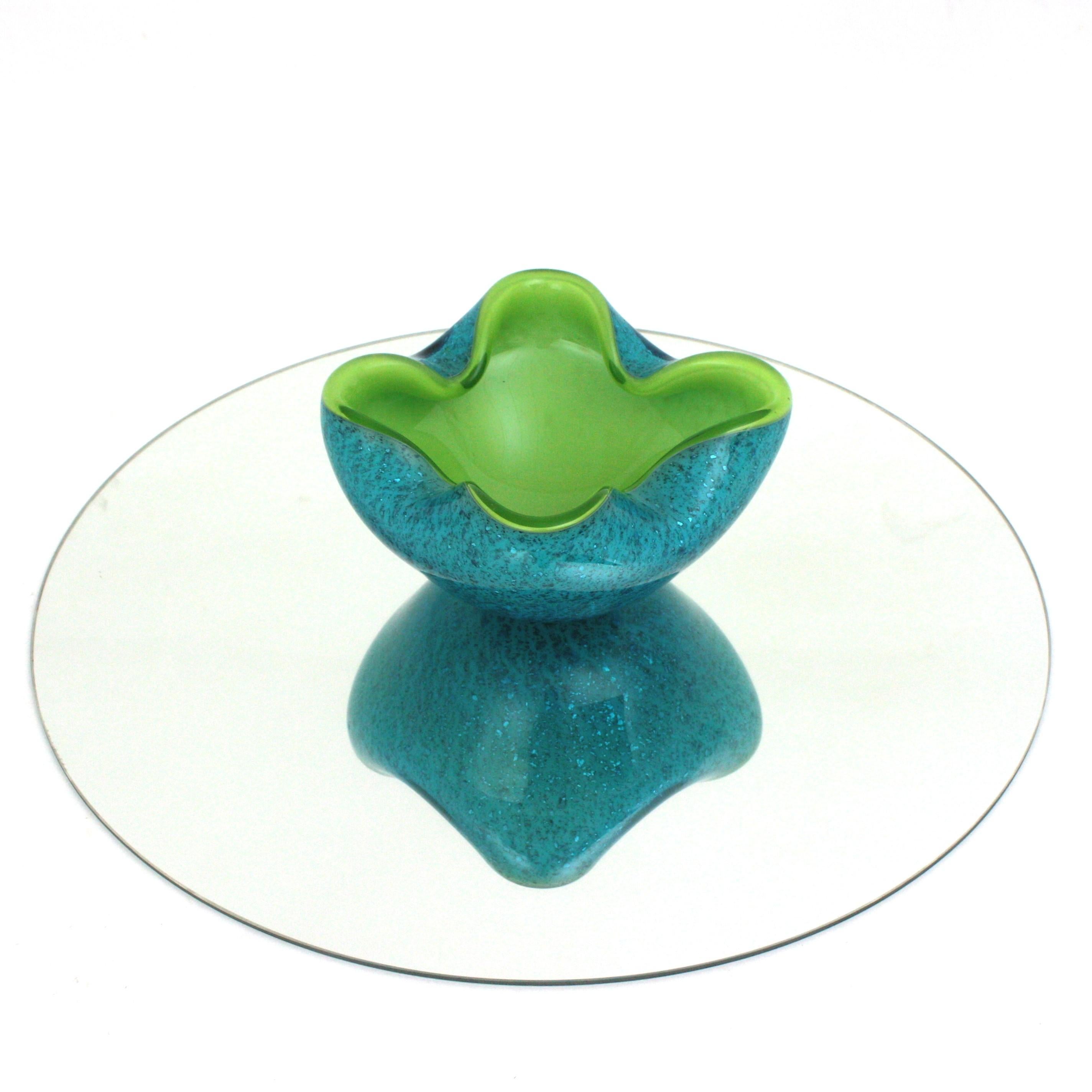 Seguso Murano Sommerso Lime Green Blue Silver Fleck Art Glass Large Bowl (grand bol en verre d'art) en vente 2