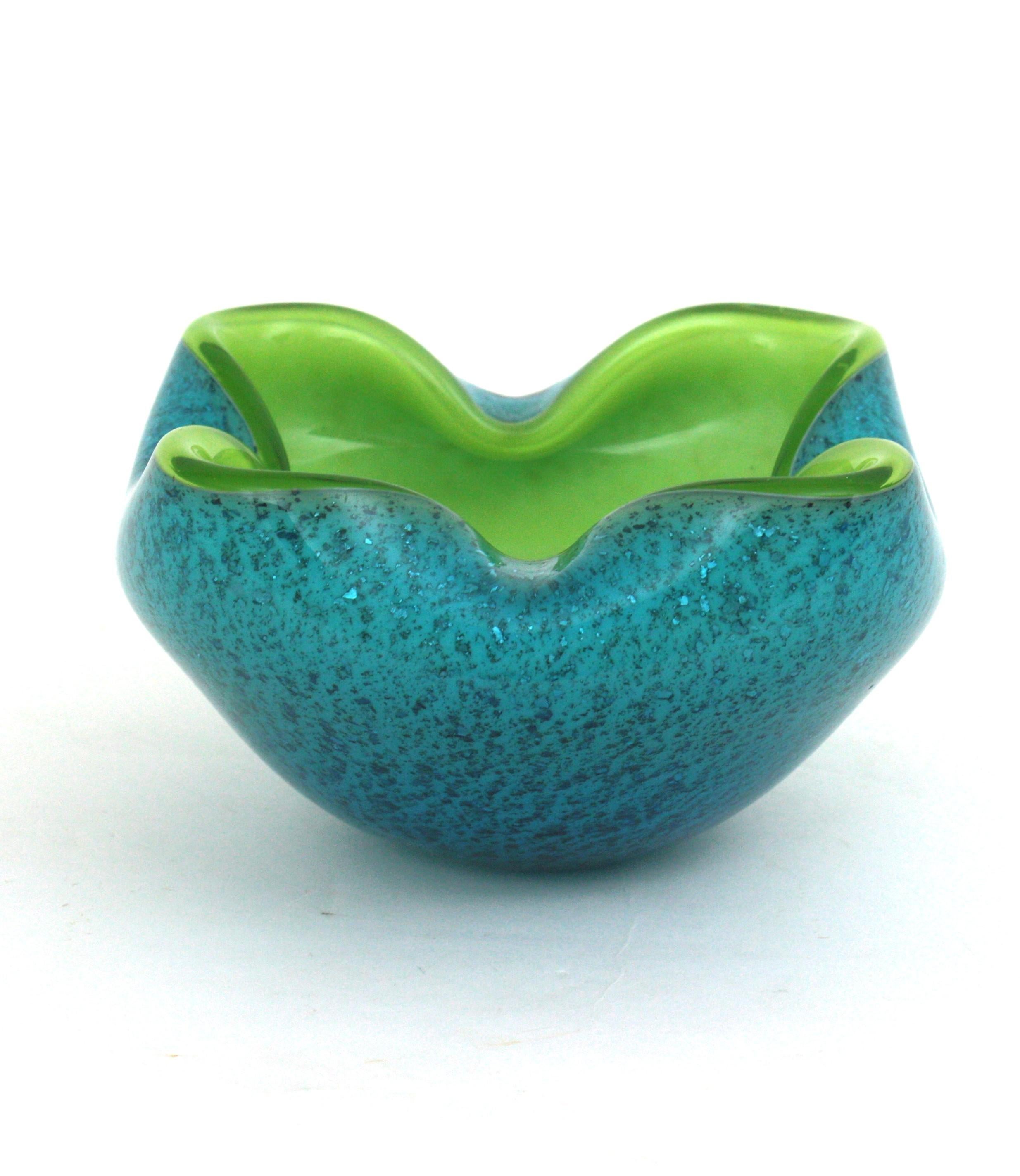 Seguso Murano Sommerso Lime Green Blue Silver Fleck Art Glass Large Bowl (grand bol en verre d'art) en vente 3