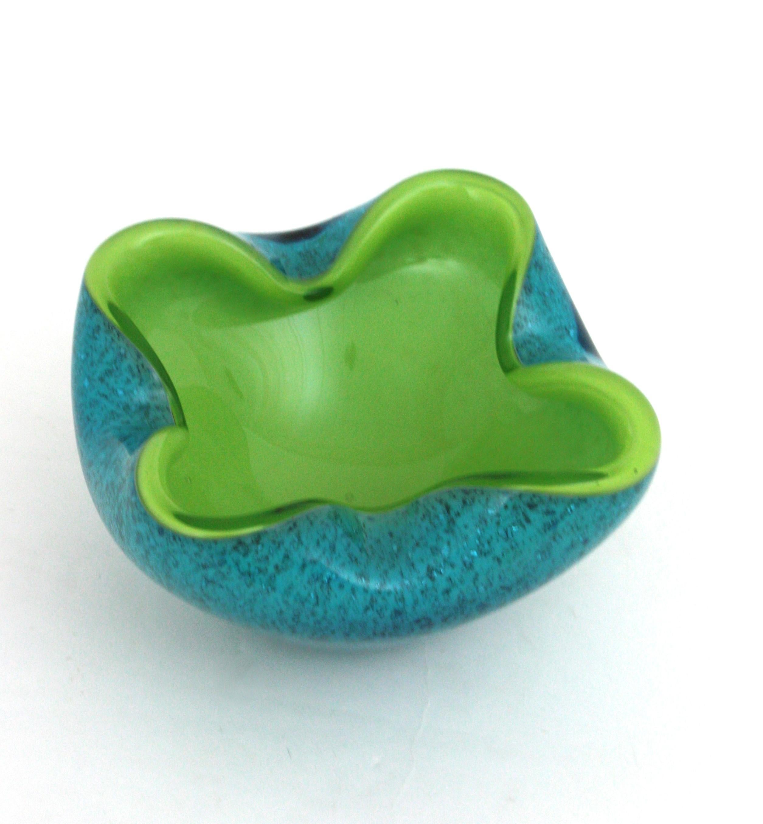 Seguso Murano Sommerso Lime Green Blue Silver Fleck Art Glass Large Bowl (grand bol en verre d'art) en vente 6