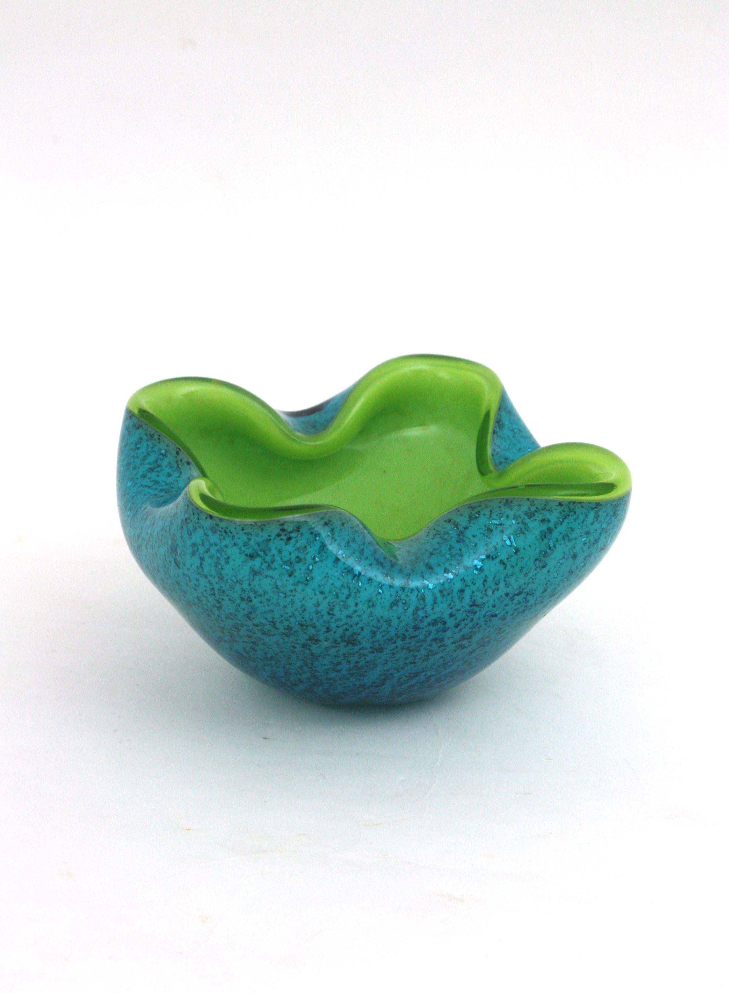 Seguso Murano Sommerso Lime Green Blue Silver Fleck Art Glass Large Bowl (grand bol en verre d'art) en vente 7