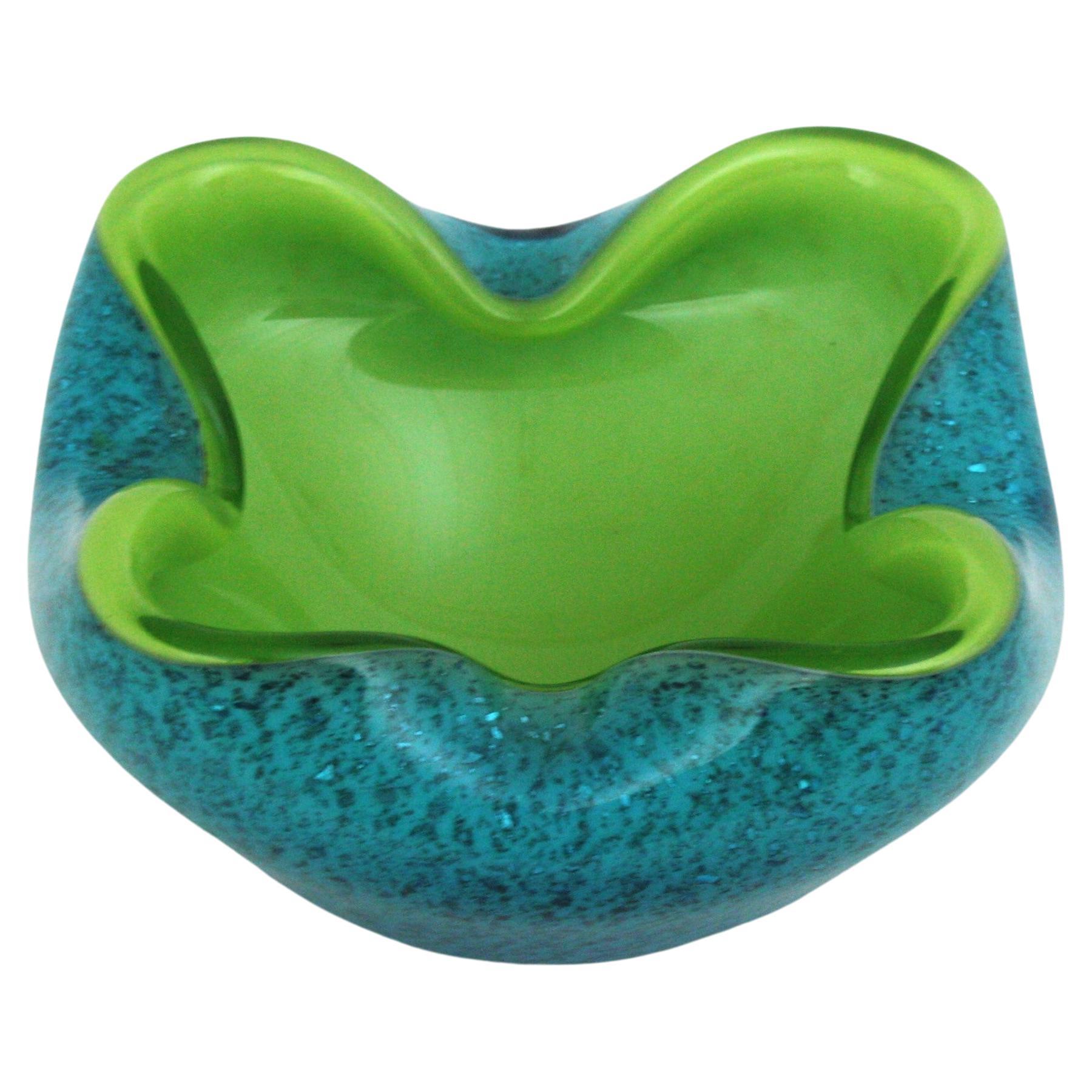 Superbe coupe ou cendrier en verre de Murano soufflé à la main, vert tilleul opalin et bleu turquoise, attribué à Seguso, Italie, années 1950-1960.
Vert citron à l'intérieur du verre transparent, bleu turquoise à l'extérieur et mouchetures d'argent