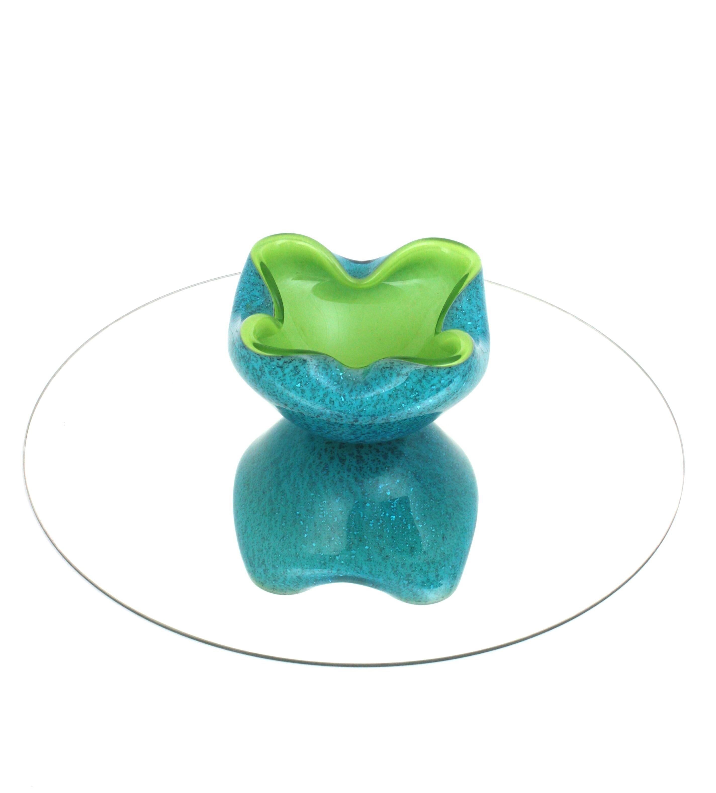 Mid-Century Modern Seguso Murano Sommerso Lime Green Blue Silver Fleck Art Glass Large Bowl (grand bol en verre d'art) en vente
