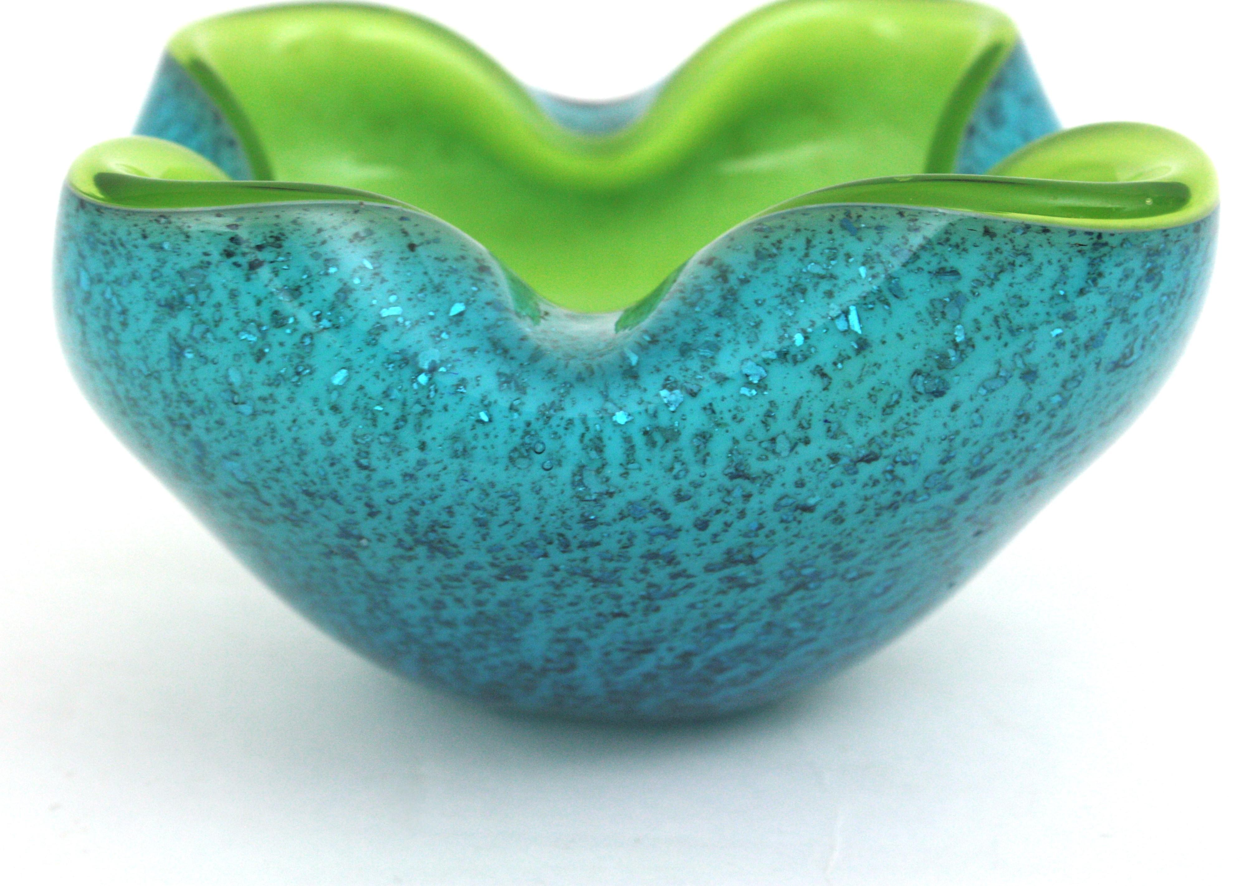 italien Seguso Murano Sommerso Lime Green Blue Silver Fleck Art Glass Large Bowl (grand bol en verre d'art) en vente