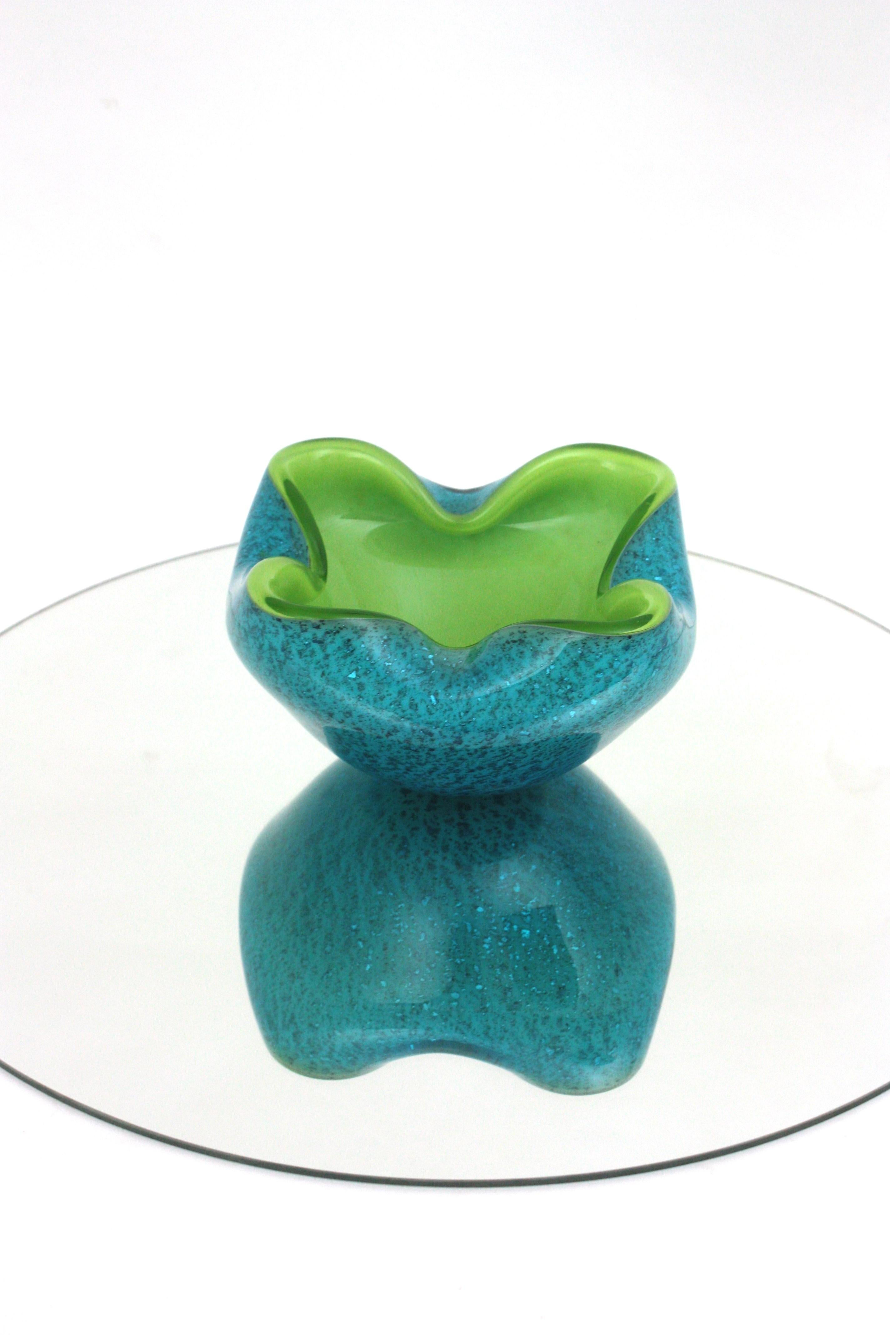 Fait main Seguso Murano Sommerso Lime Green Blue Silver Fleck Art Glass Large Bowl (grand bol en verre d'art) en vente