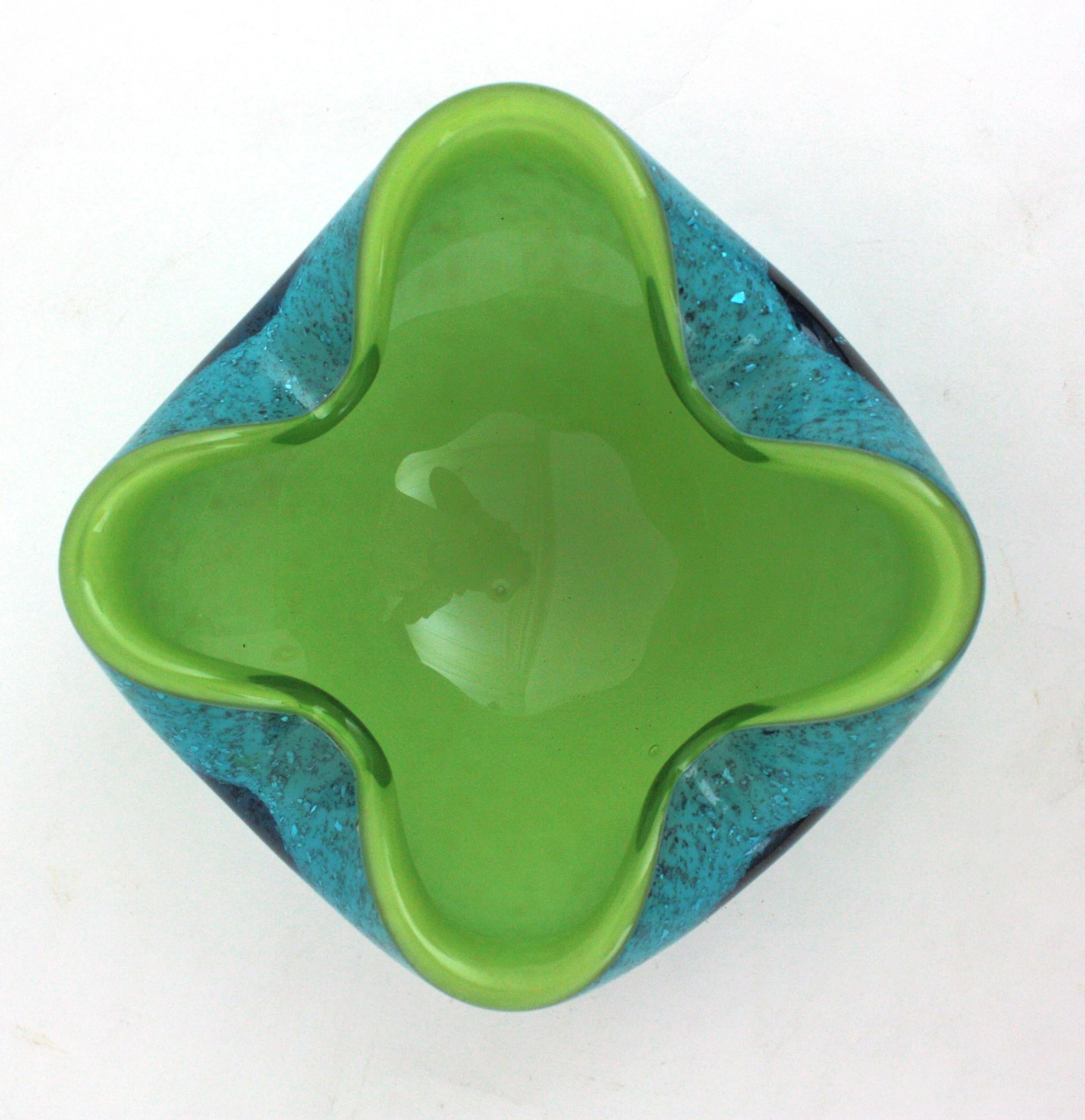 20ième siècle Seguso Murano Sommerso Lime Green Blue Silver Fleck Art Glass Large Bowl (grand bol en verre d'art) en vente