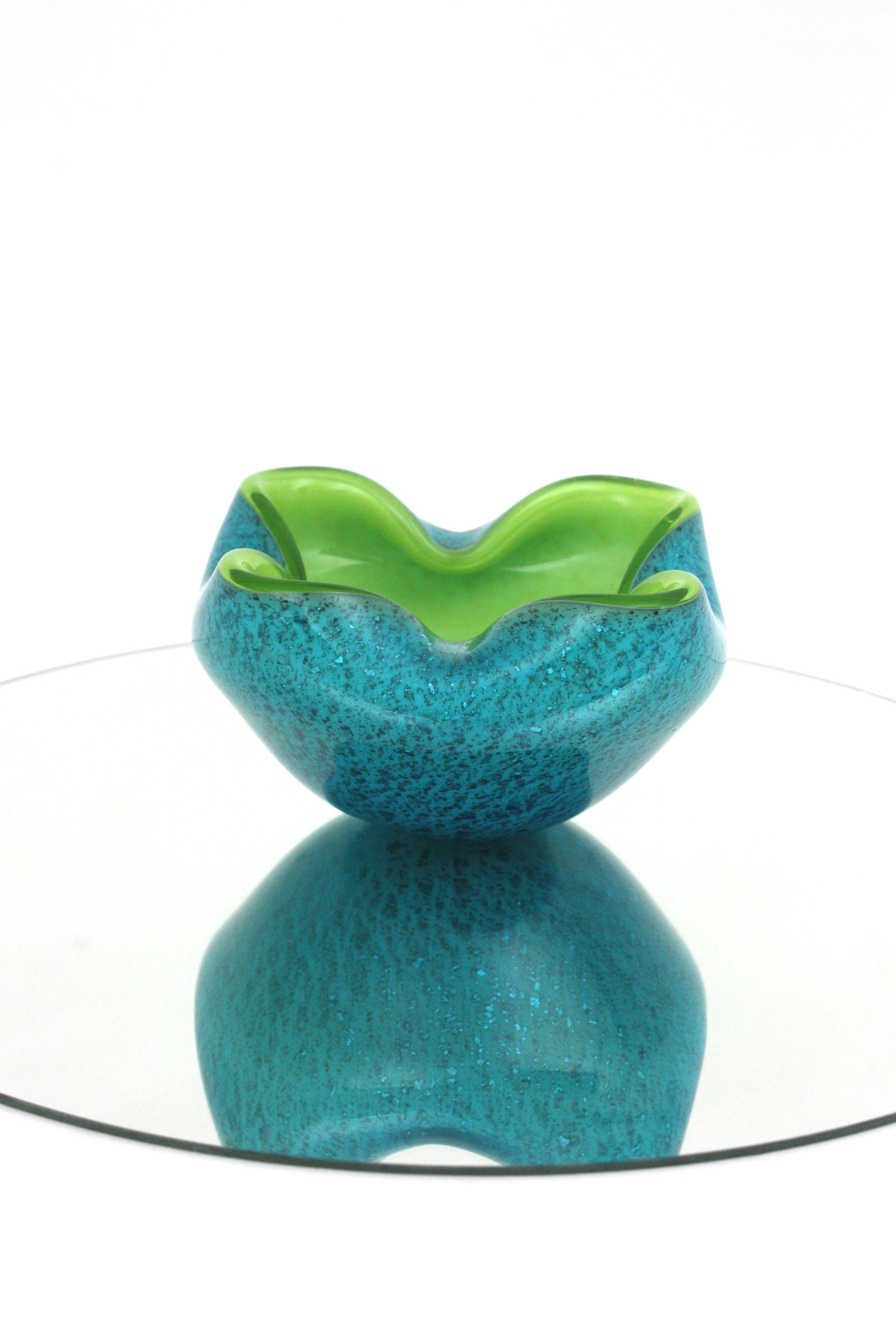 Verre Seguso Murano Sommerso Lime Green Blue Silver Fleck Art Glass Large Bowl (grand bol en verre d'art) en vente
