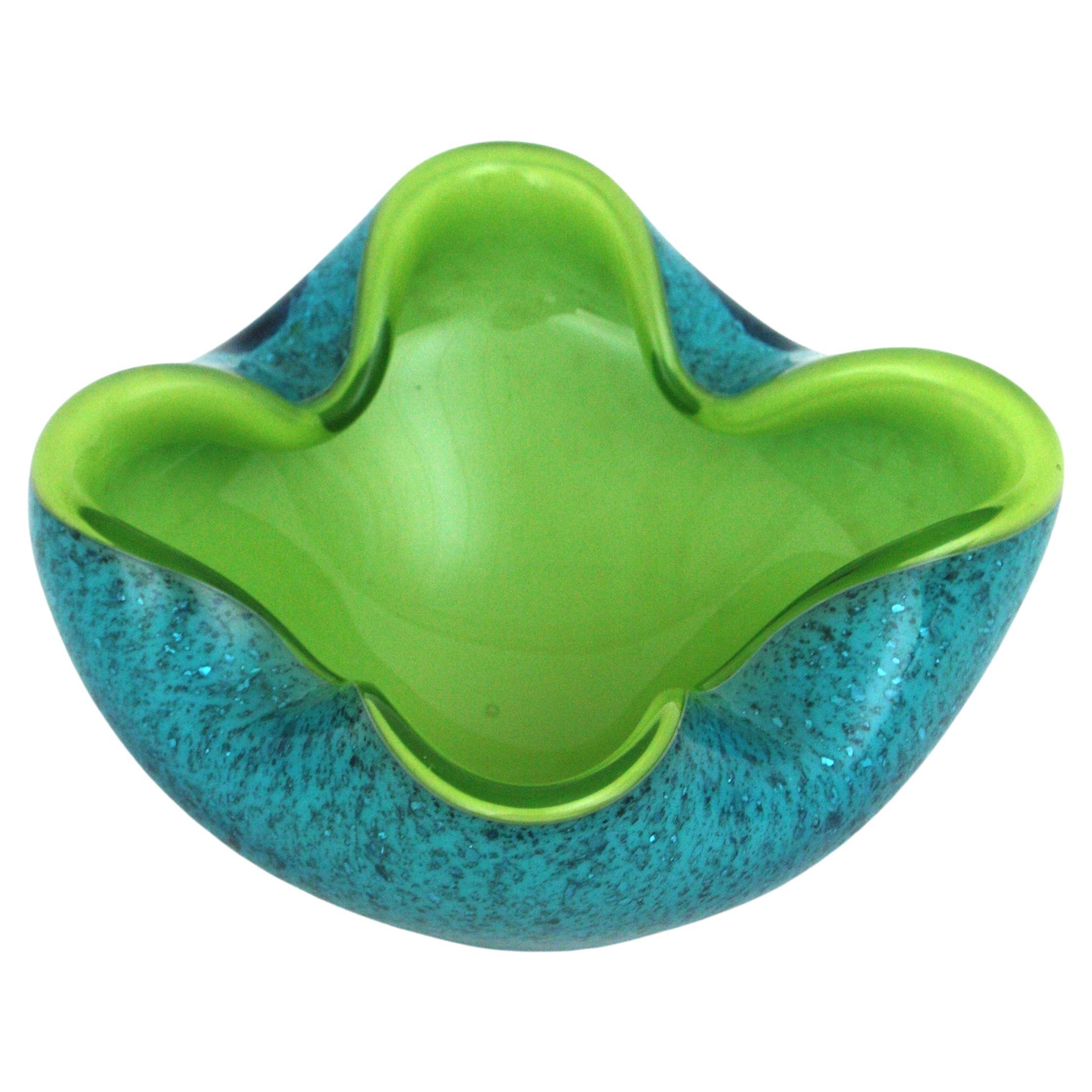Seguso Murano Sommerso Lime Green Blue Silver Fleck Art Glass Large Bowl (grand bol en verre d'art) en vente