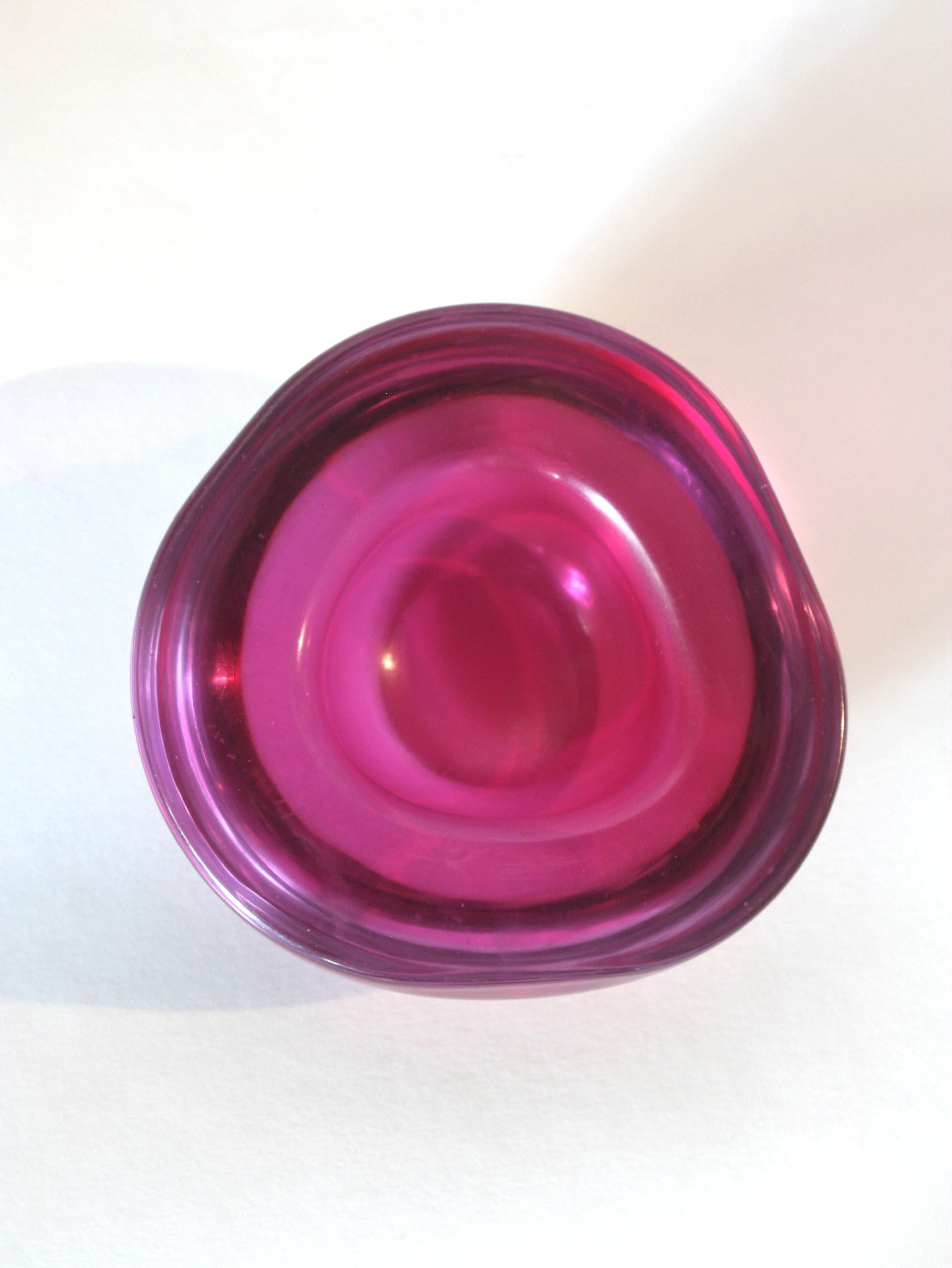 Seguso Murano Sommerso rose fuchsia Glass Geode Triangle Art Glass Bowl en vente 2