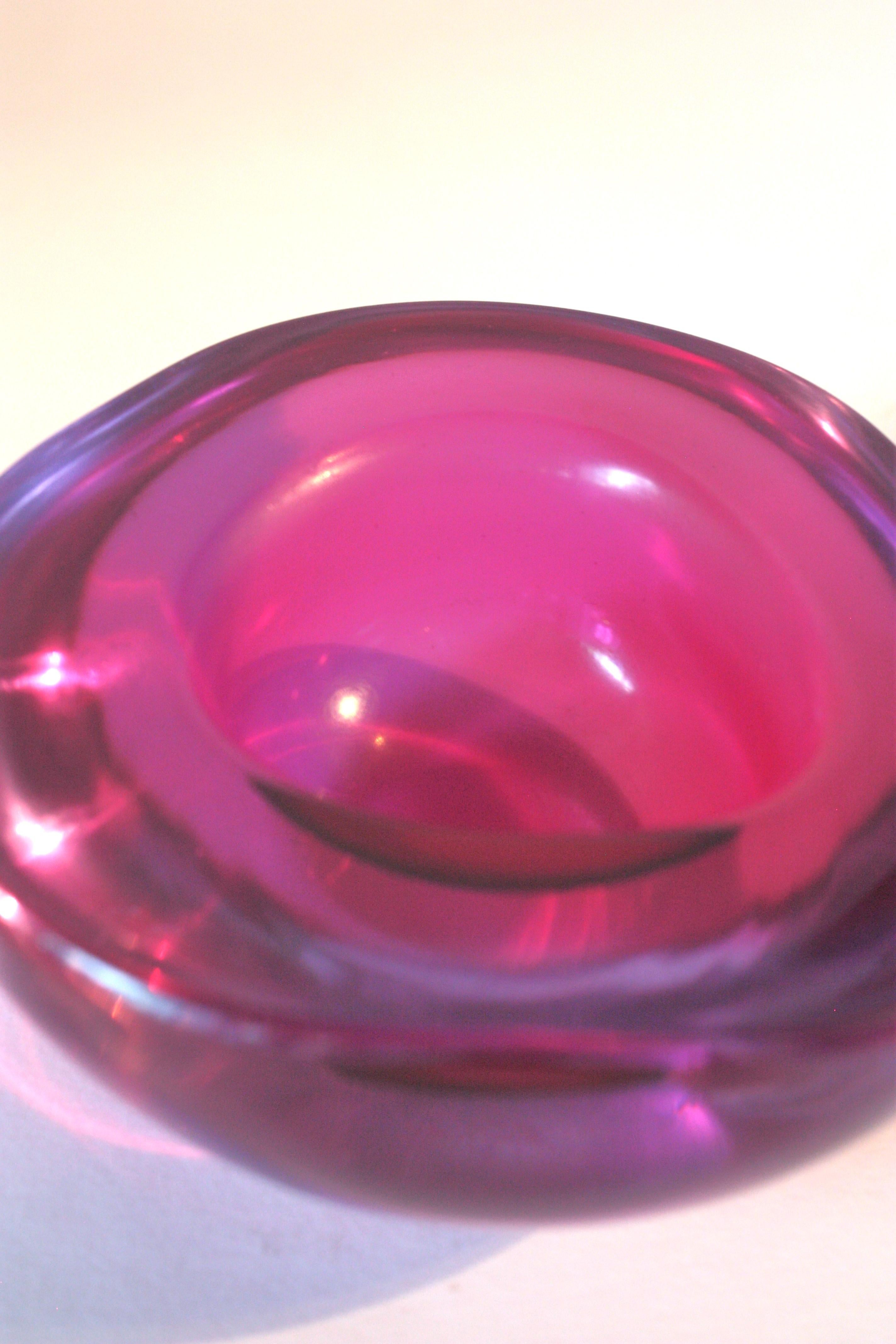 Seguso Murano Sommerso rose fuchsia Glass Geode Triangle Art Glass Bowl en vente 3