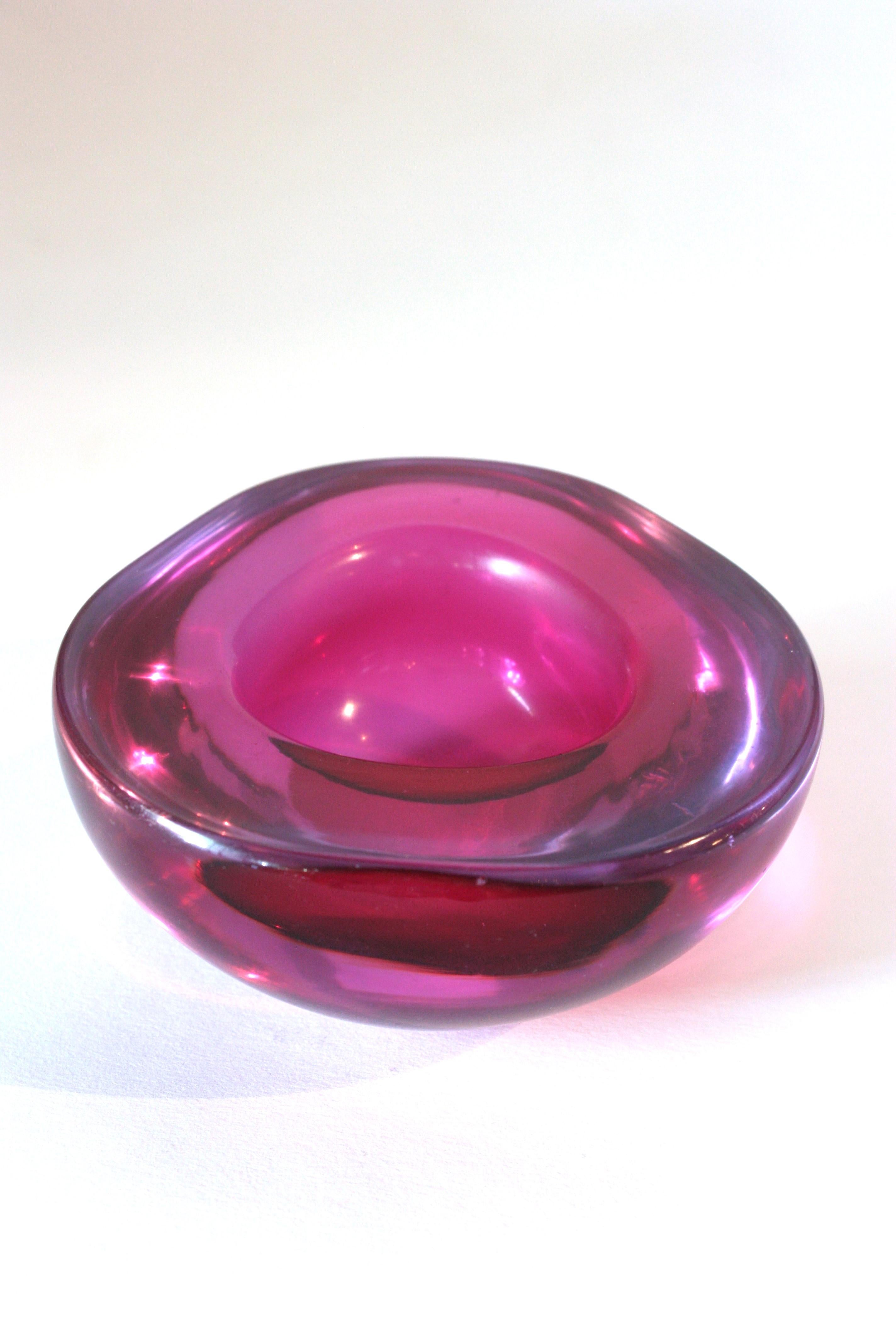 Seguso Murano Sommerso rose fuchsia Glass Geode Triangle Art Glass Bowl en vente 5