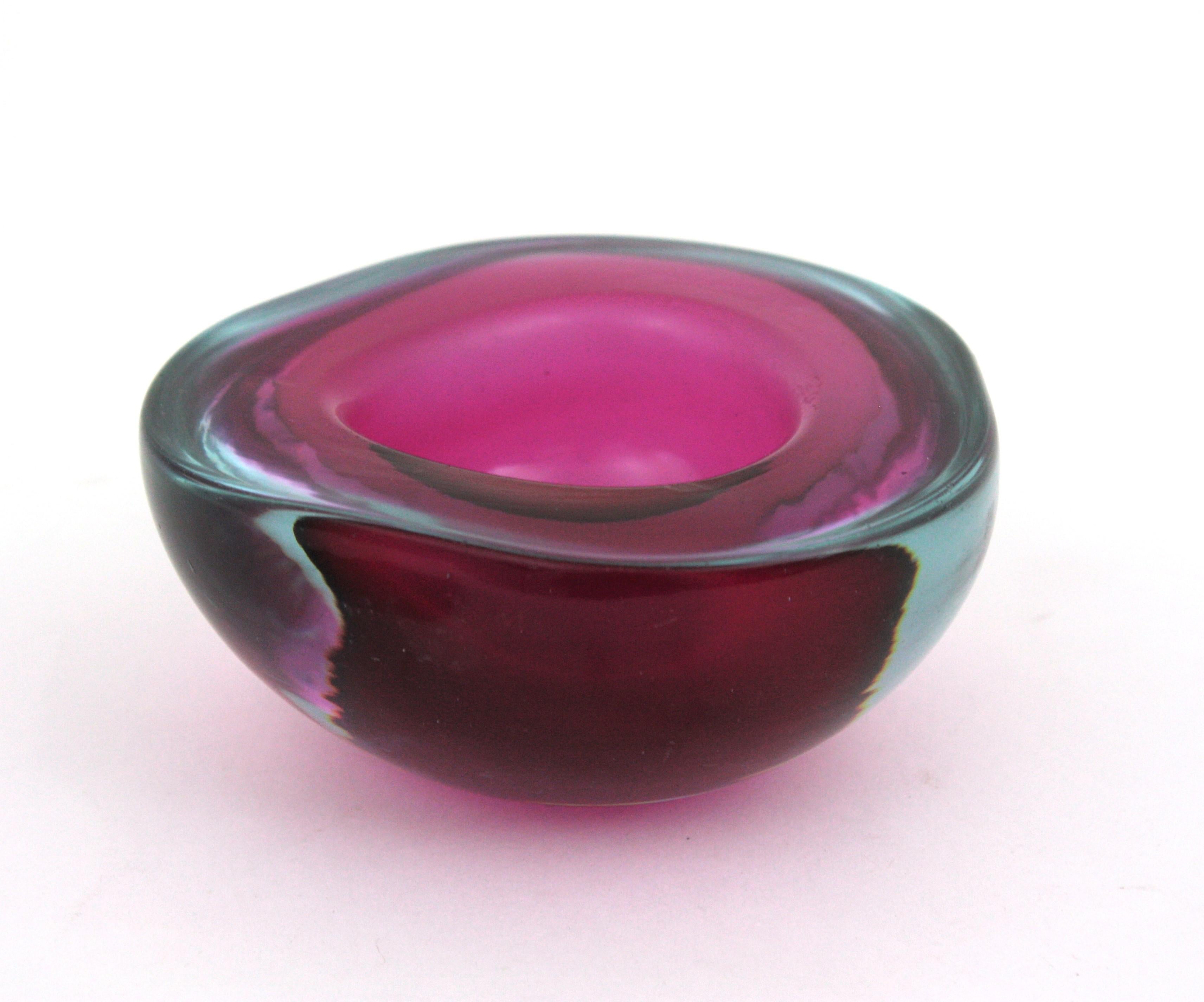 Hand blown Murano Sommerso triangle geode bowl in purple pink fuchsia glass. Italy, 1960s.
Eyecatching colors in shades of pink and purple using the 