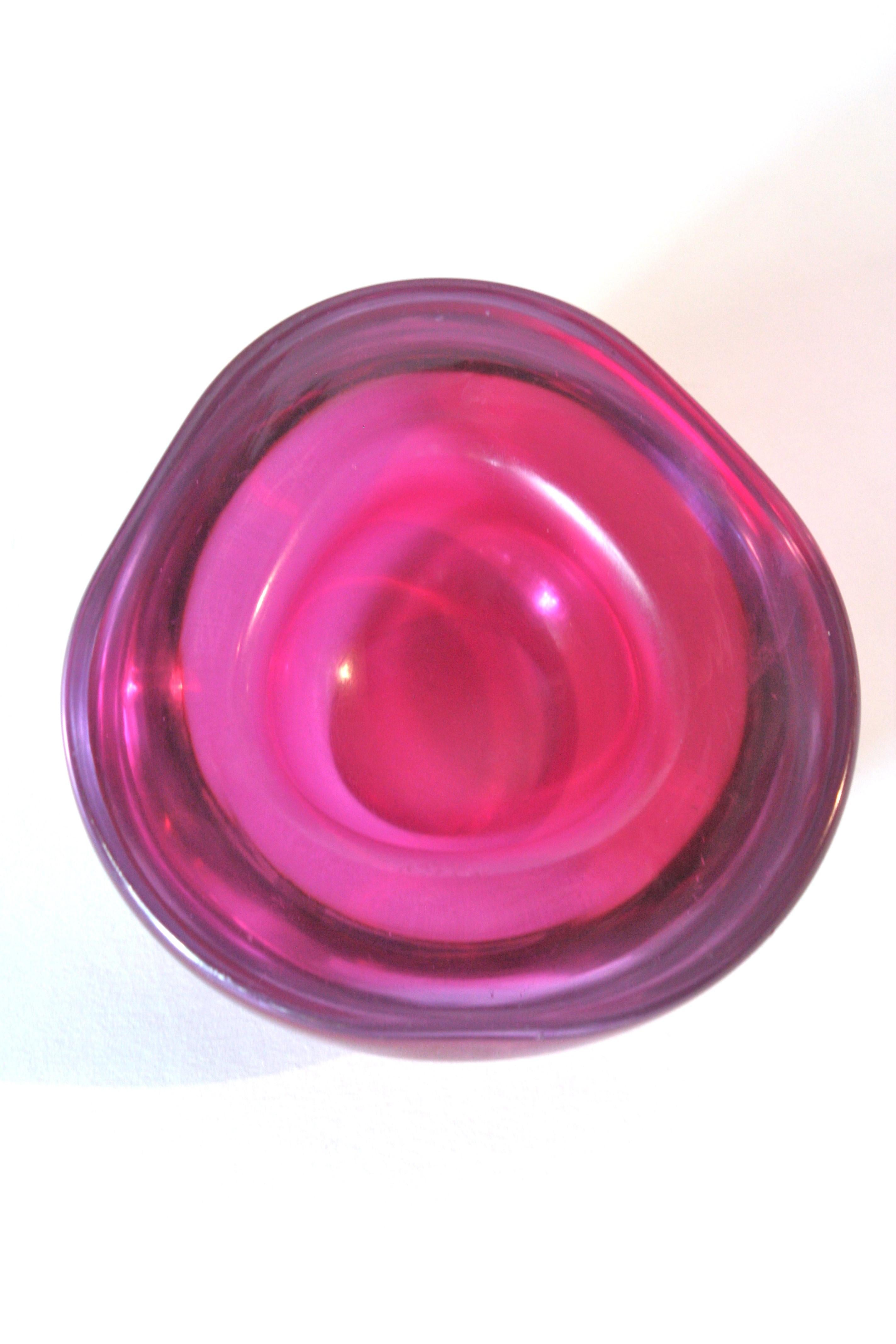 Coupe en géode triangulaire en verre soufflé à la bouche de Murano Sommerso, en verre violet rose fuchsia. Italie, années 1960.
Des couleurs accrocheuses dans des tons de rose et de violet selon la technique du 