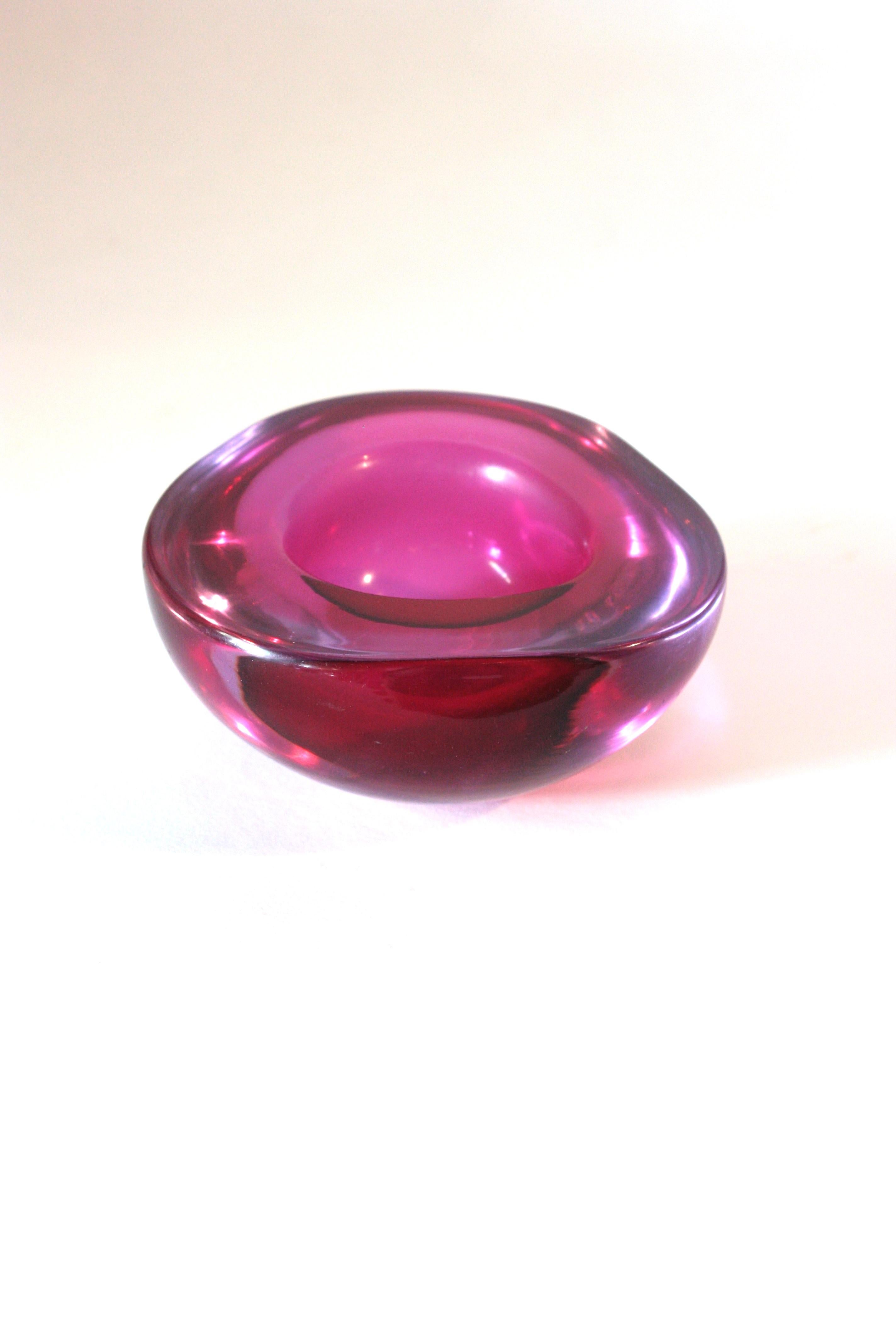 Mid-Century Modern Seguso Murano Sommerso rose fuchsia Glass Geode Triangle Art Glass Bowl en vente