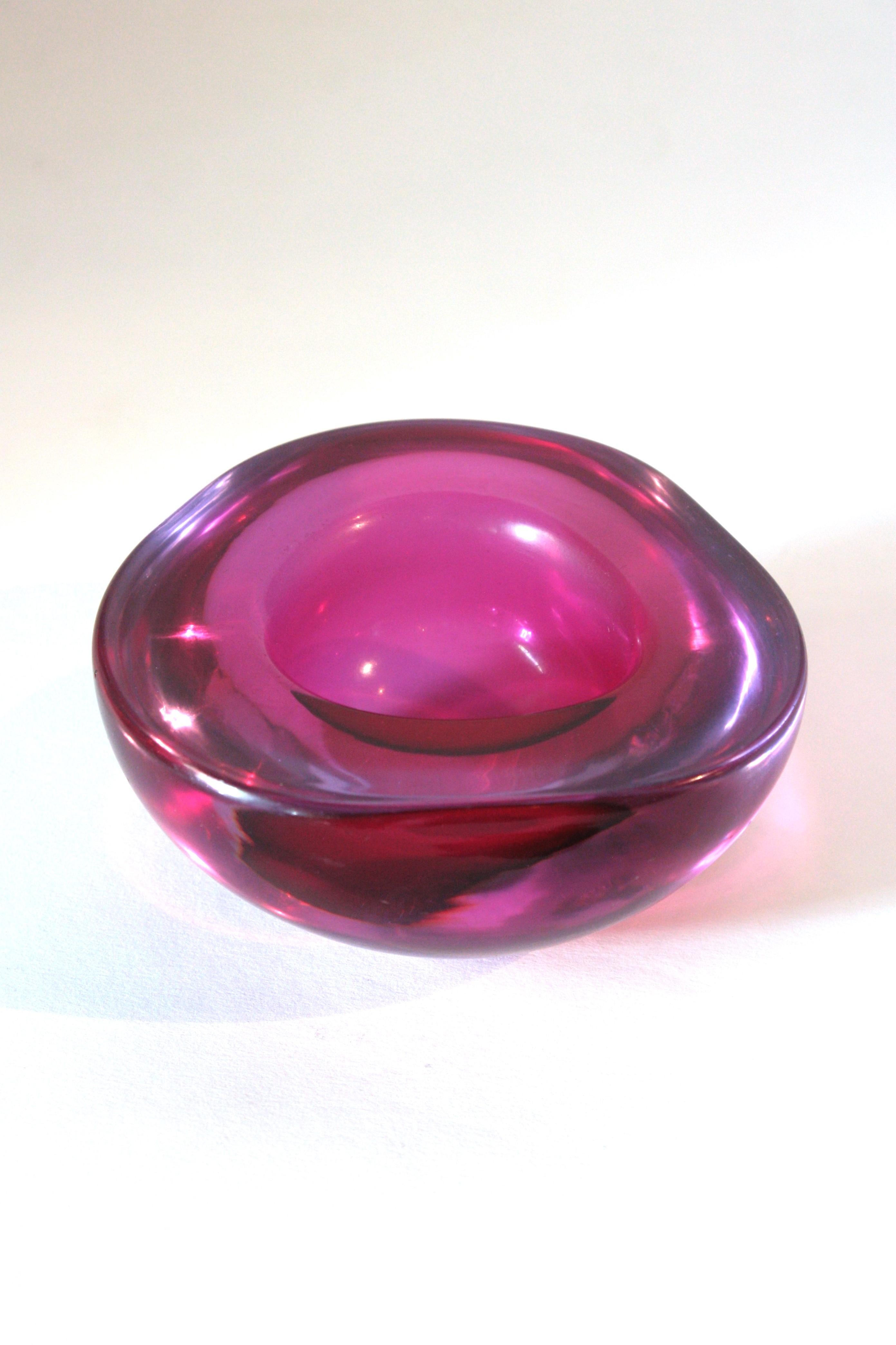 italien Seguso Murano Sommerso rose fuchsia Glass Geode Triangle Art Glass Bowl en vente