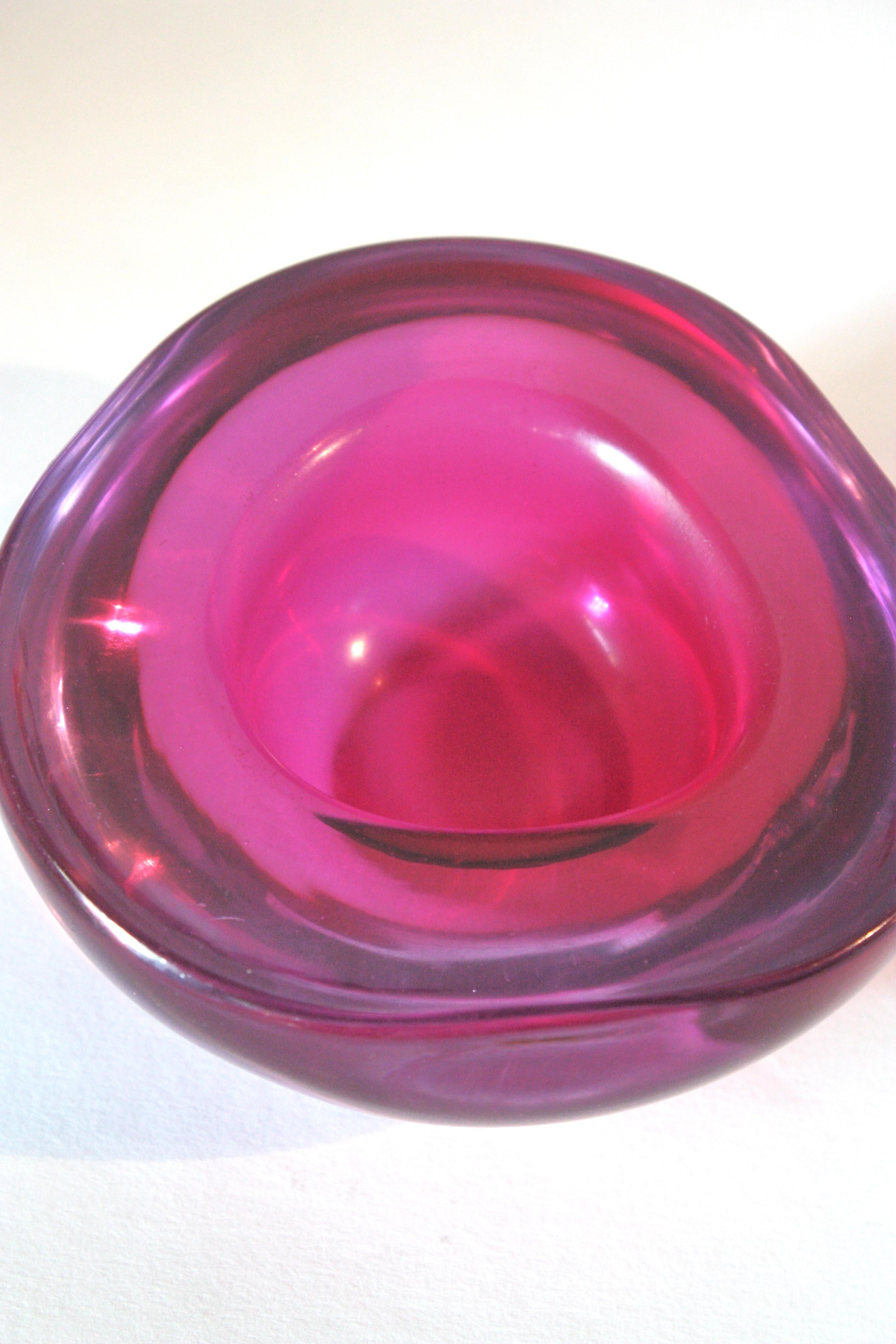 Fait main Seguso Murano Sommerso rose fuchsia Glass Geode Triangle Art Glass Bowl en vente