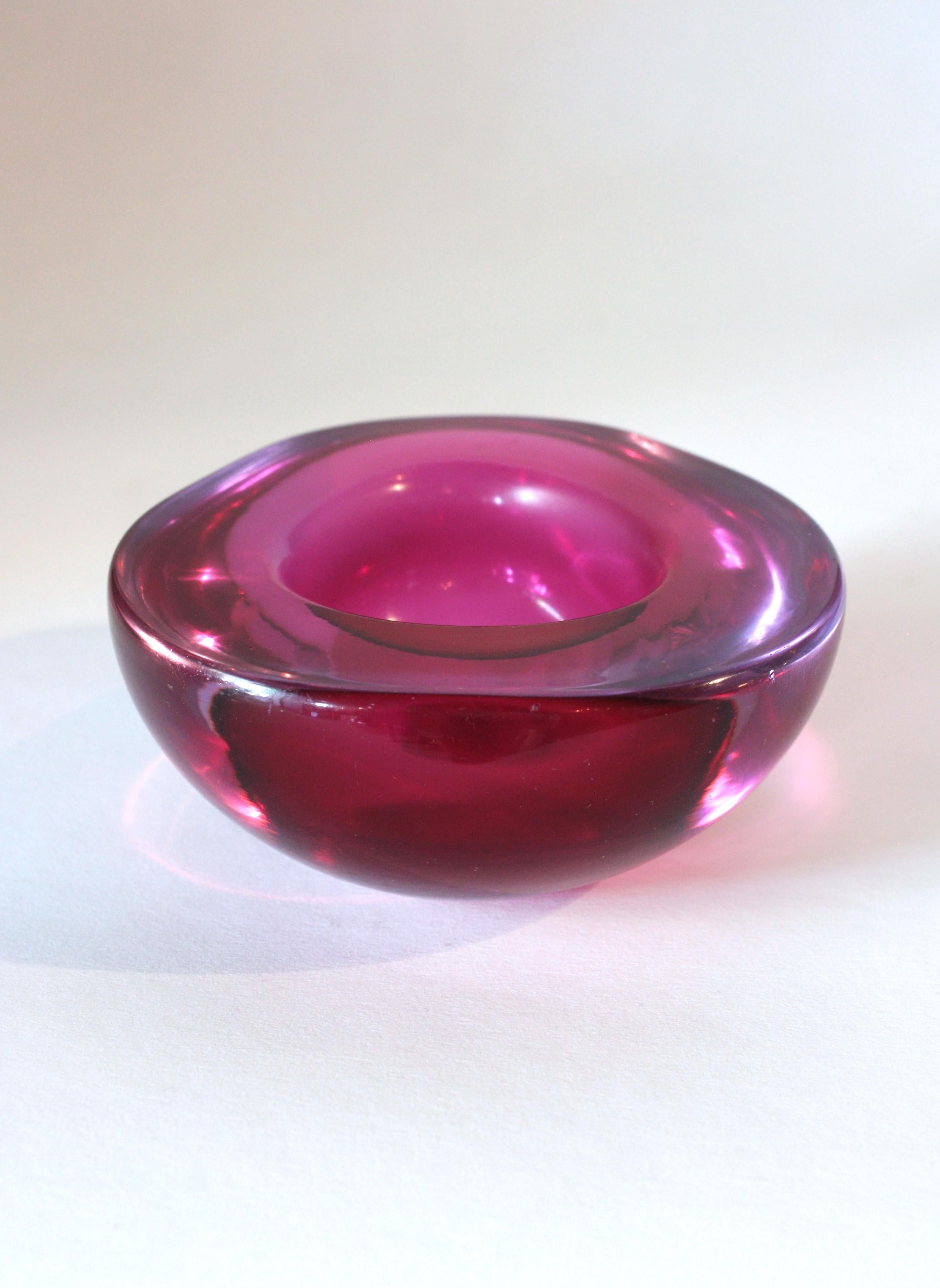 Seguso Murano Sommerso rose fuchsia Glass Geode Triangle Art Glass Bowl Bon état - En vente à Barcelona, ES