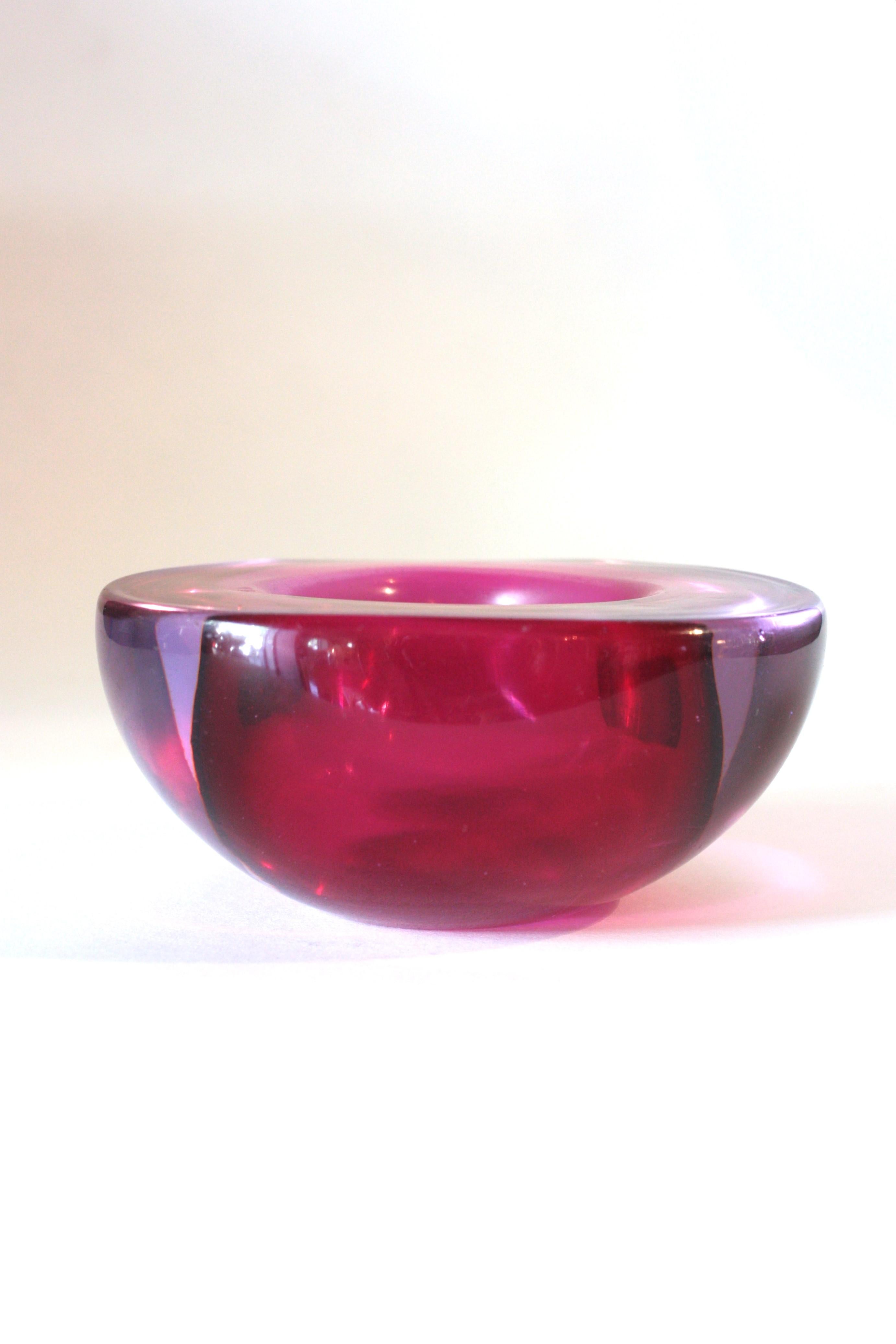 20ième siècle Seguso Murano Sommerso rose fuchsia Glass Geode Triangle Art Glass Bowl en vente