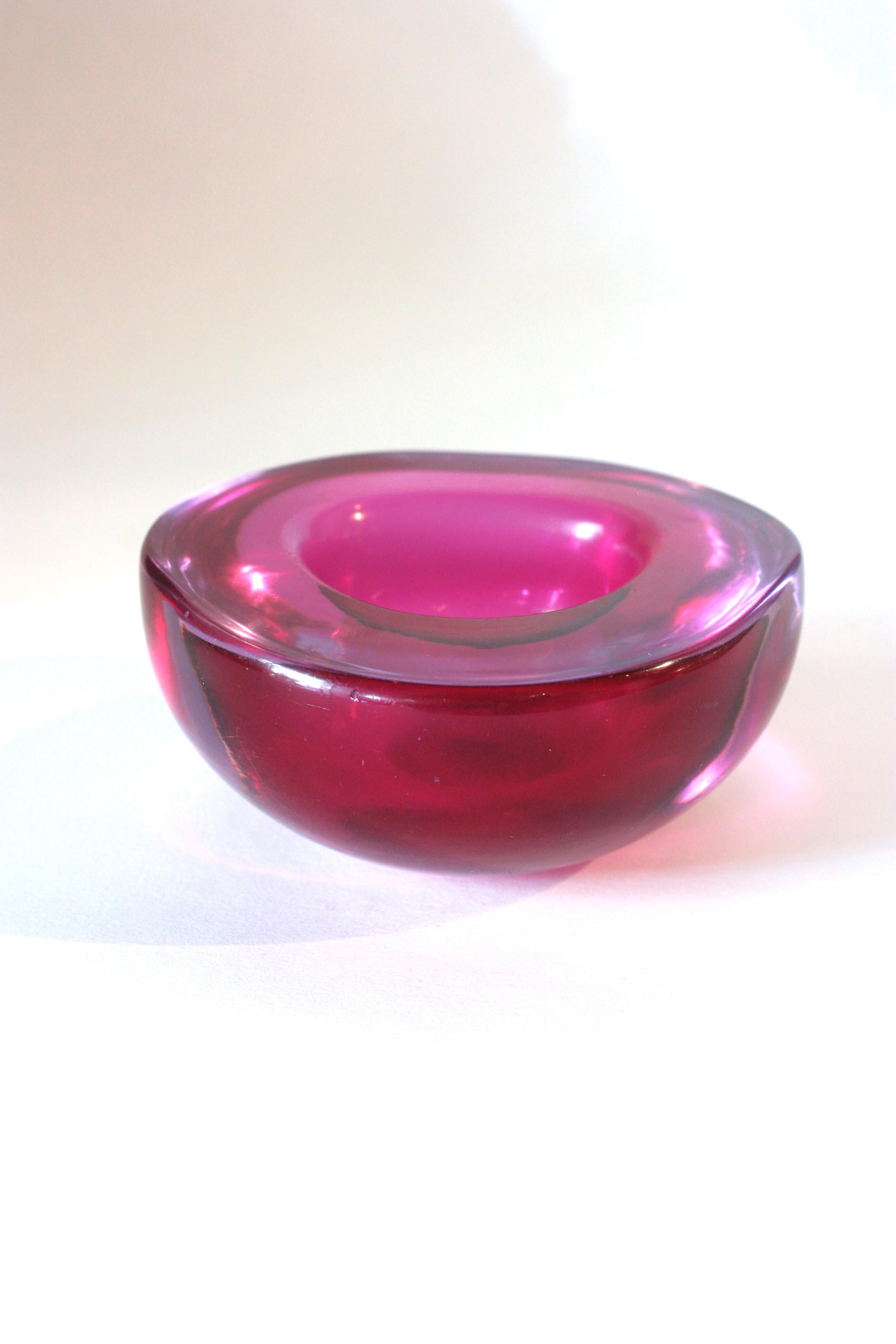 Verre Seguso Murano Sommerso rose fuchsia Glass Geode Triangle Art Glass Bowl en vente