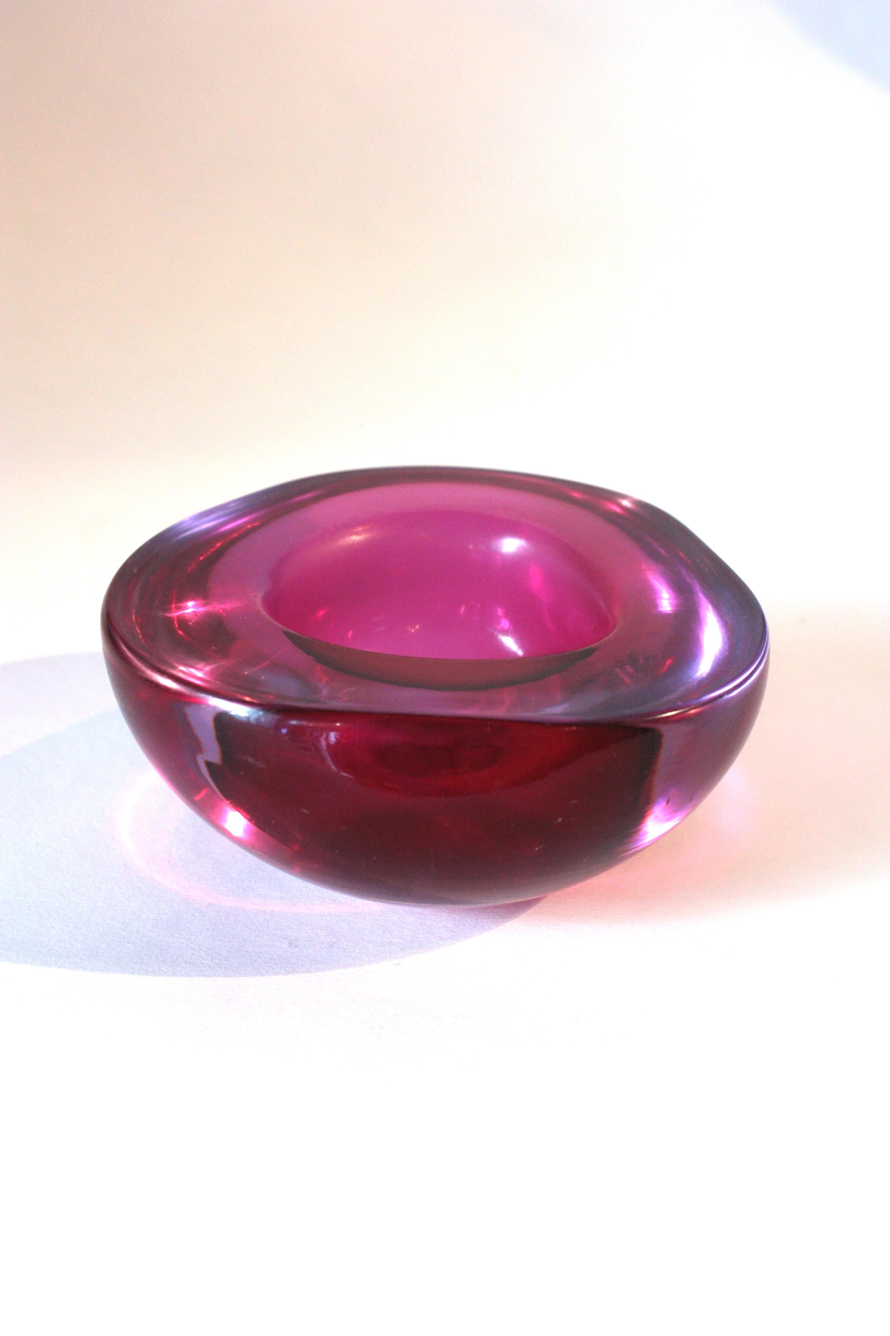 Seguso Murano Sommerso rose fuchsia Glass Geode Triangle Art Glass Bowl en vente 1