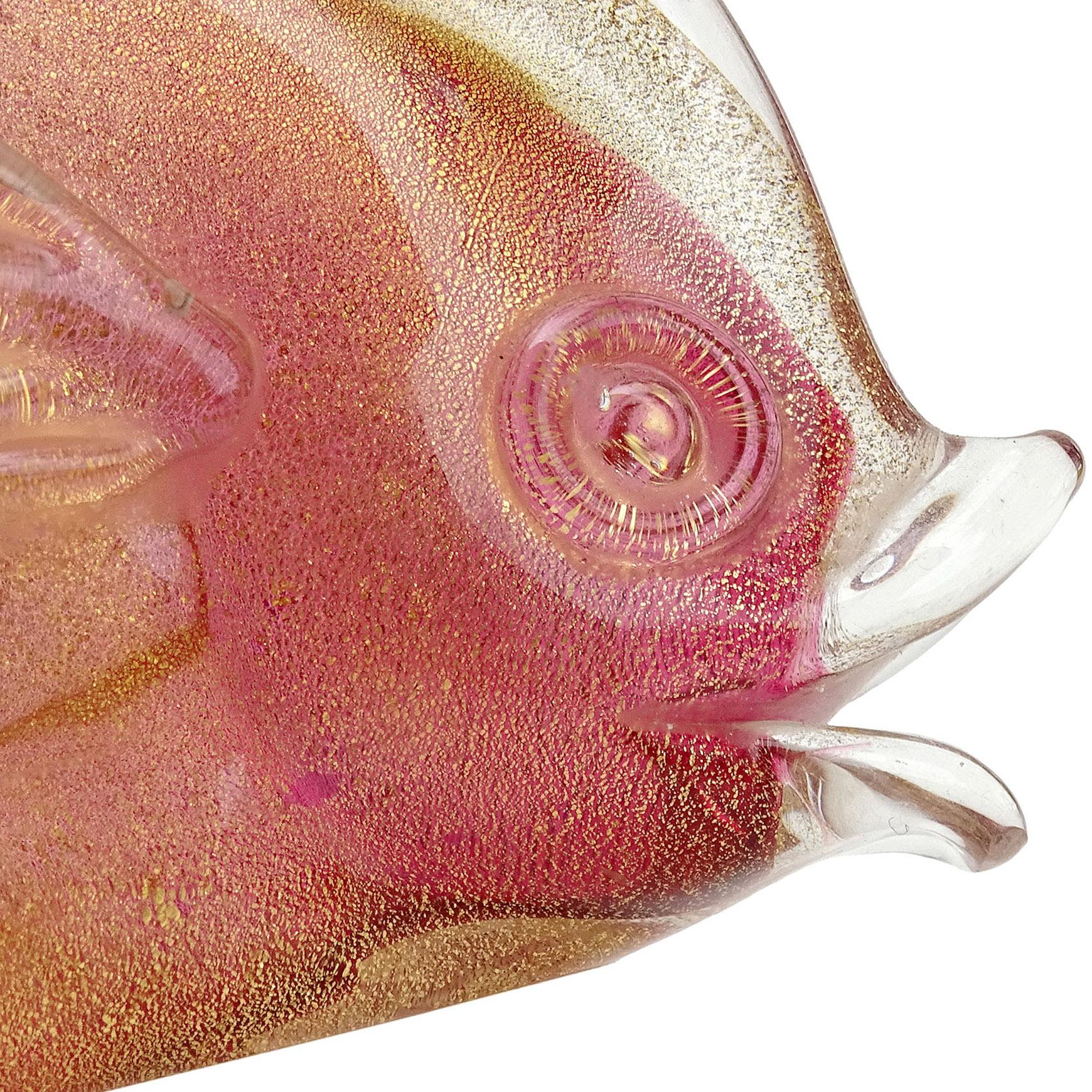 Beautiful vintage Murano hand blown Sommerso pink and gold flecks Italian art glass fish sculpture / figurine. Documented to designer Archimede Seguso. The piece is profusely covered in gold leaf. Nicely detailed. Would make a great display piece on