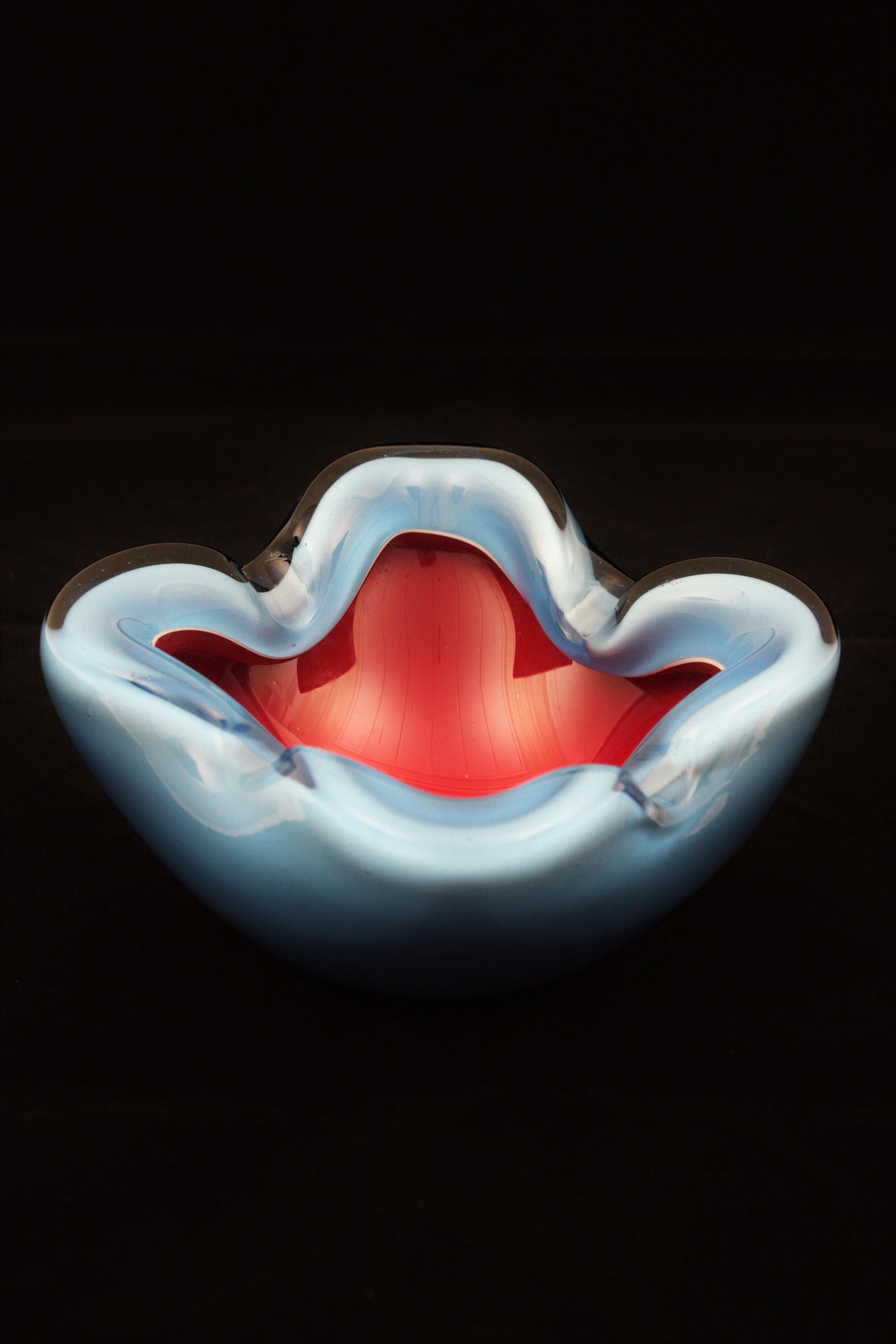 Seguso Murano Sommerso Red Blue Italian Art Glass Bowl / Ashtray For Sale 3