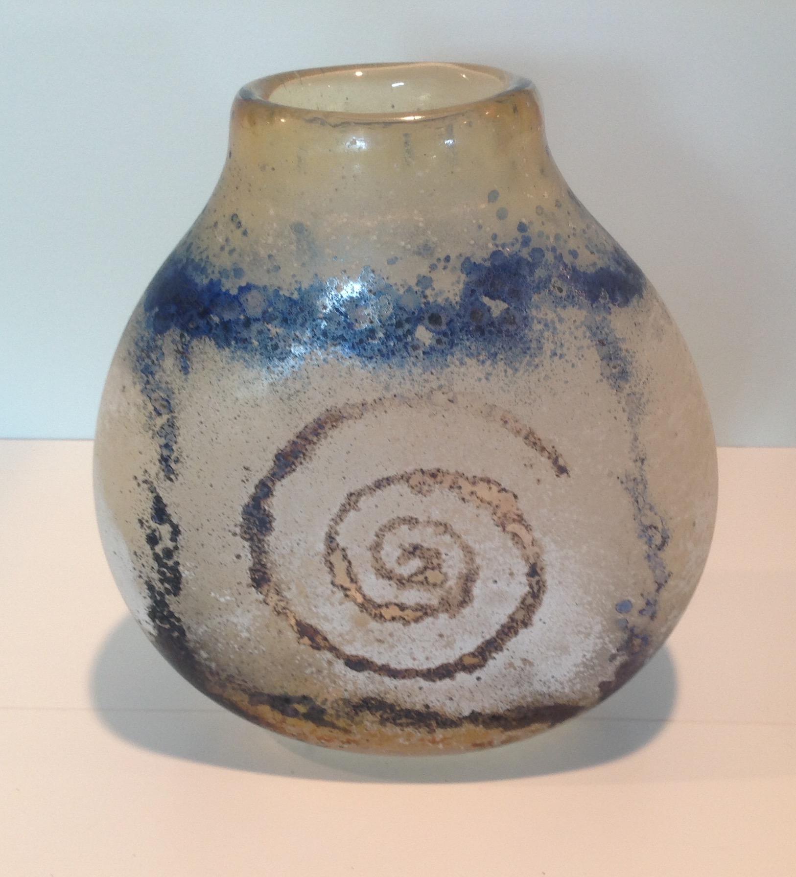 Amazing spiral decorated scavo vase by Seguso Viro. Une décoration et un travail étonnants. Je n'en ai pas vu de comparable sur le marché.

Seguso Viro crée sur l'île de Murano à Venise, en Italie, où le verre vénitien est fabriqué depuis des