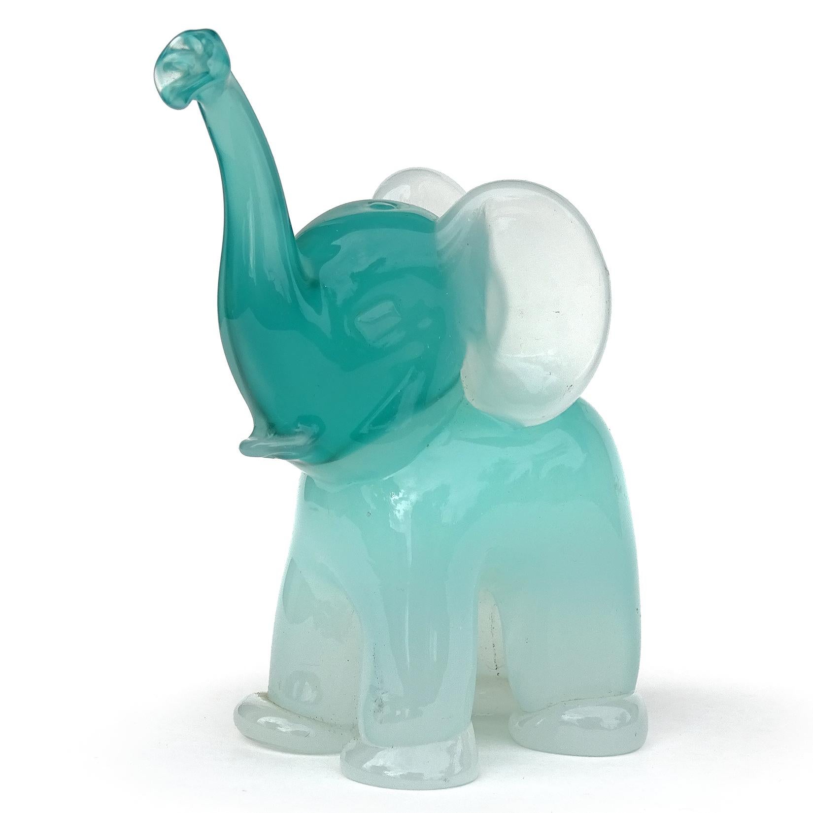 Magnifique sculpture/figurine vintage en verre d'art italien de Murano soufflé à la main et opalescent bleu-vert et blanc pour bébé éléphant. Documenté au designer Archimede Seguso, dans le design 