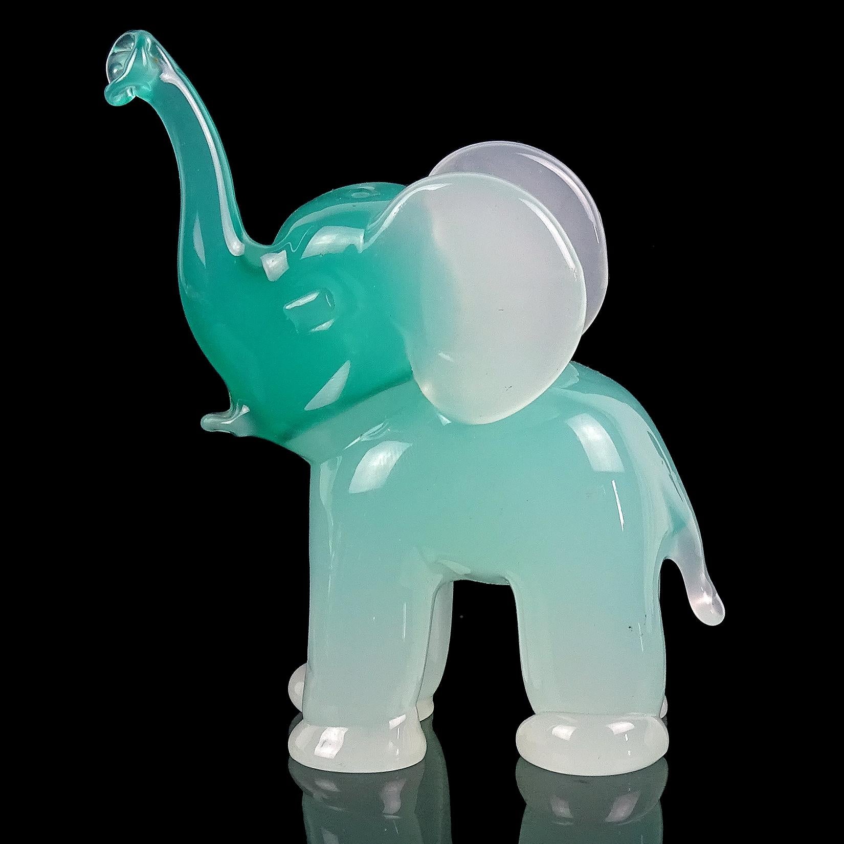 Magnifique sculpture / figurine de bébé éléphant en verre italien opalescent bleu-vert et blanc opalescent soufflé à la bouche à Murano. Il est documenté par le designer Archimede Seguso, et il est créé dans la série de design 