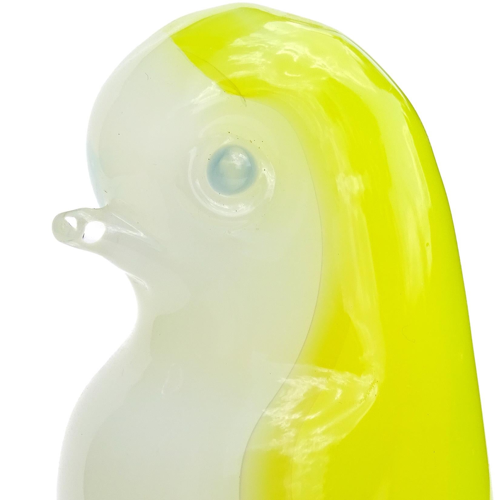 Seguso Murano Vintage Opal Yellow Italian Art Glass Bird Figurine Sculpture In Good Condition In Kissimmee, FL