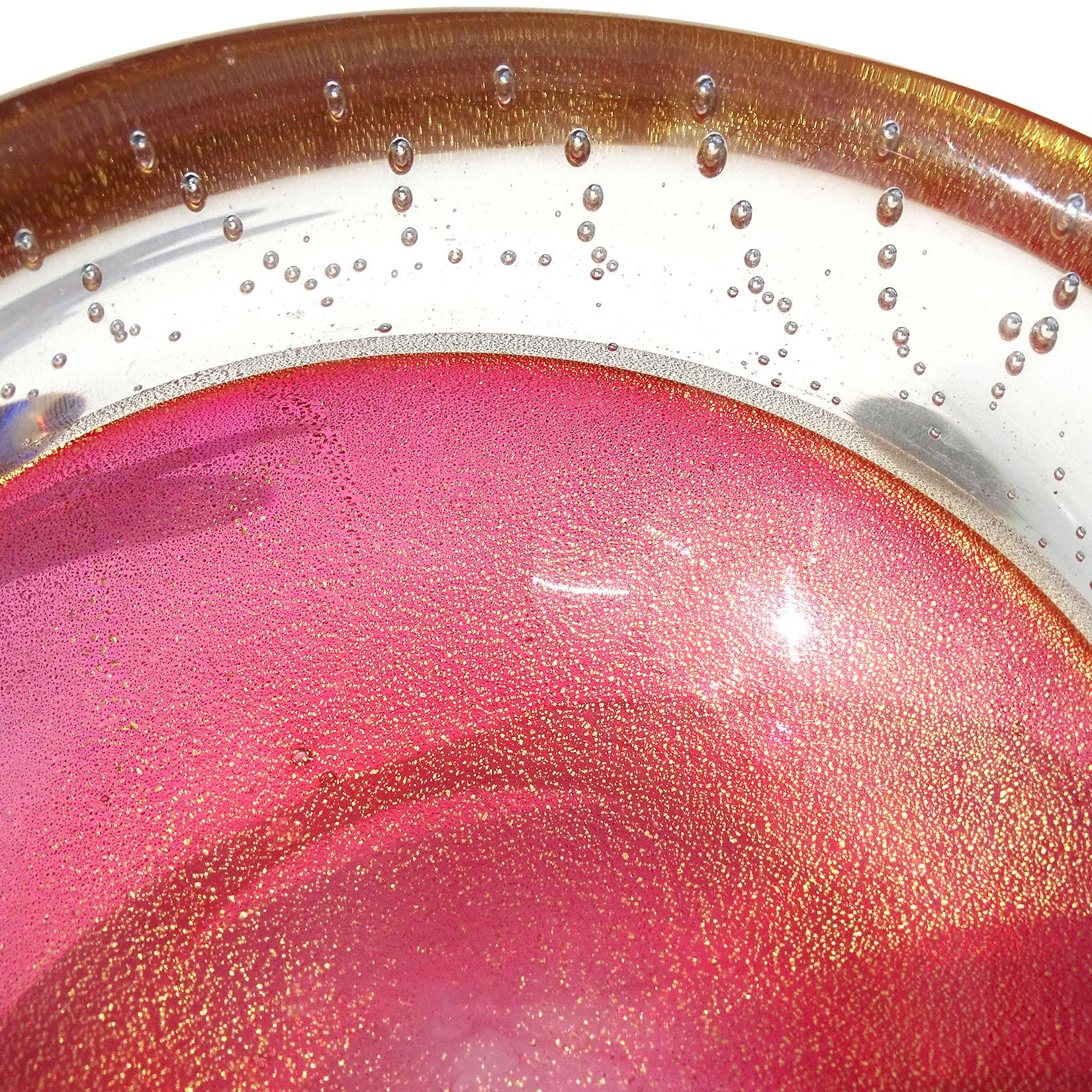 Magnifique bol décoratif vintage en verre soufflé à la main de Murano, avec des bulles transparentes, des mouchetures roses et dorées, en verre d'art italien. Documenté au designer Archimede Seguso, vers les années 1950. Créée selon la technique de