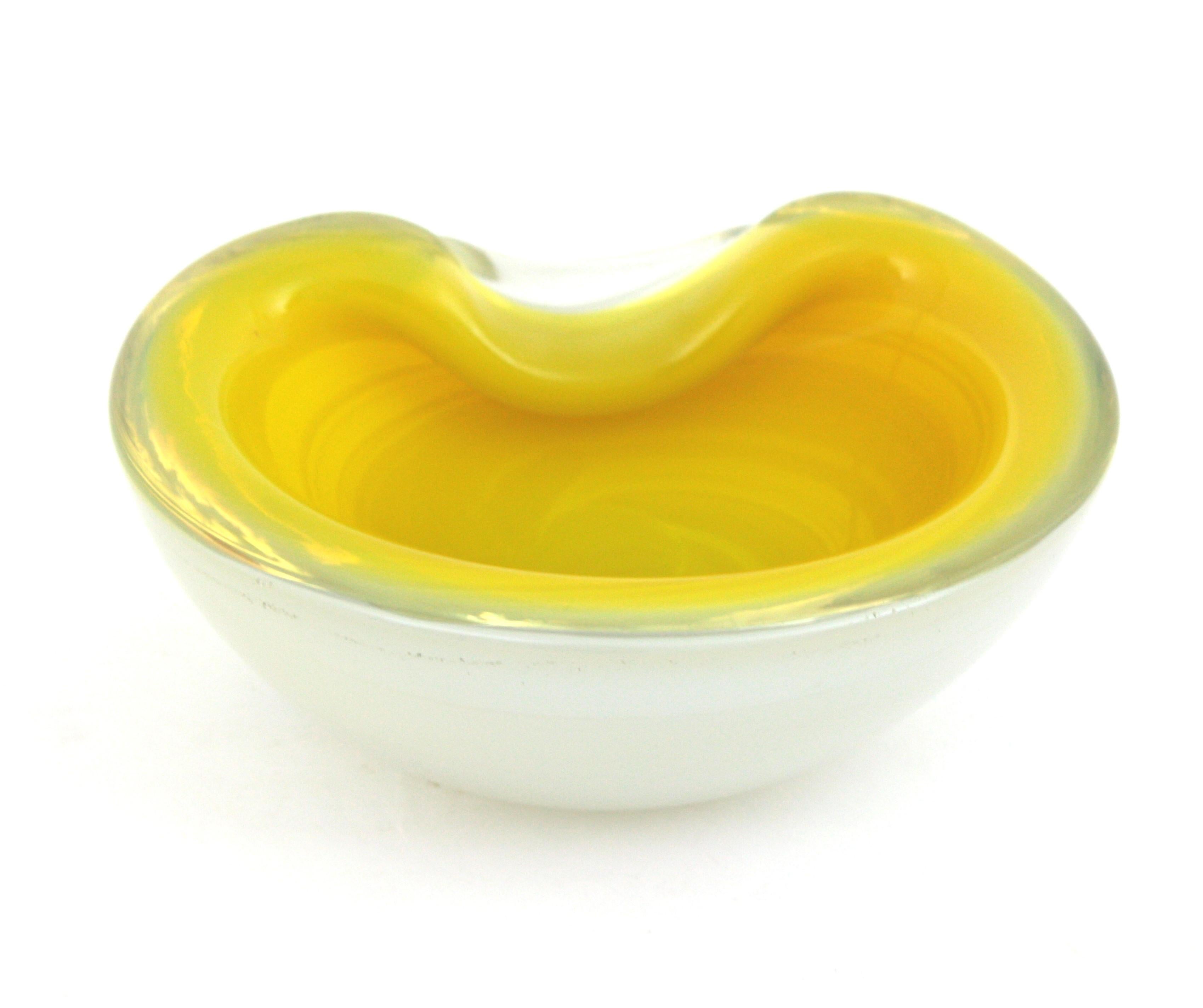Seguso Murano Amarillo Ópalo Blanco Sommerso Cuenco / Cenicero Grande de Vidrio Artístico en venta 3