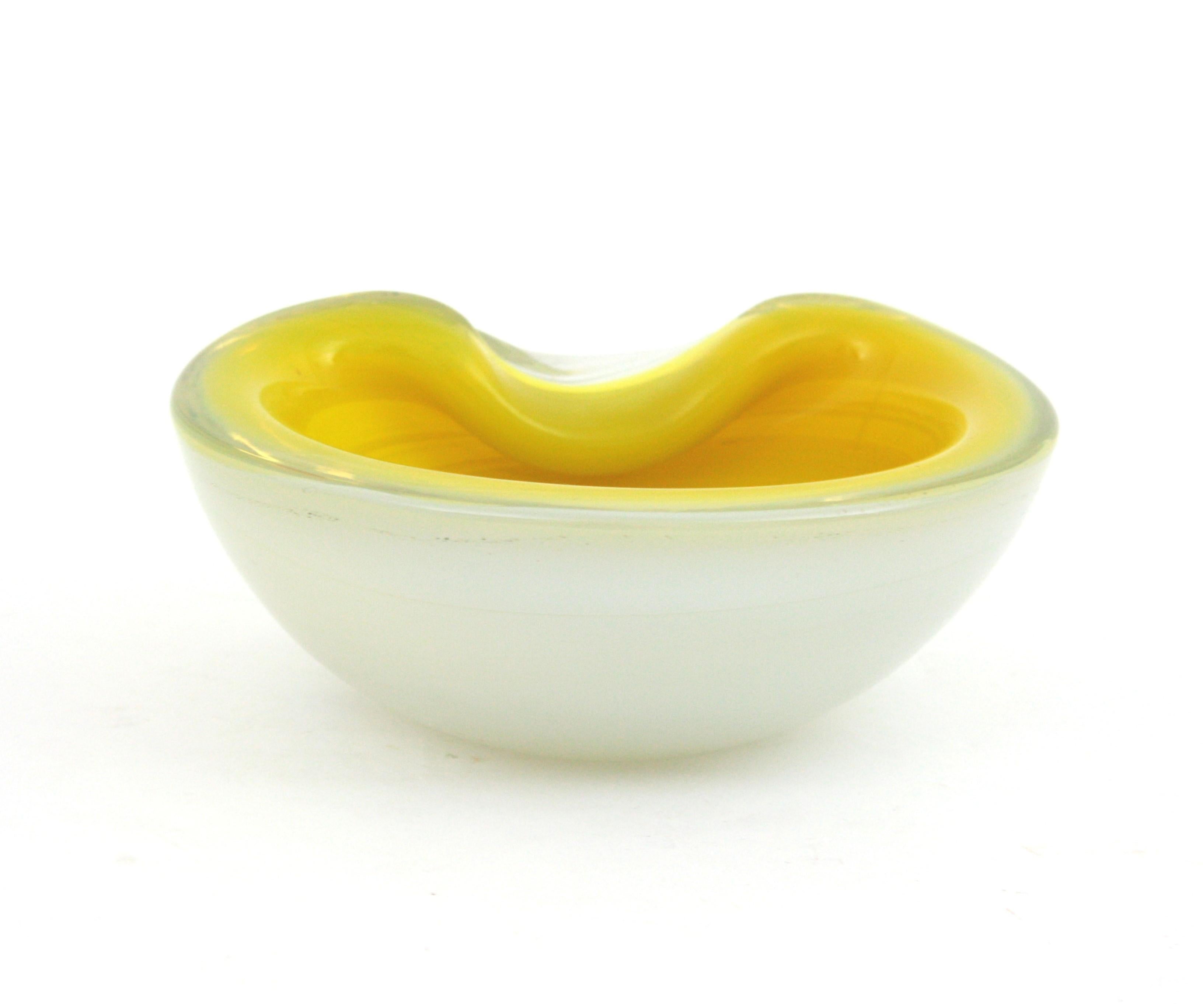 Seguso Murano Amarillo Ópalo Blanco Sommerso Cuenco / Cenicero Grande de Vidrio Artístico en venta 4