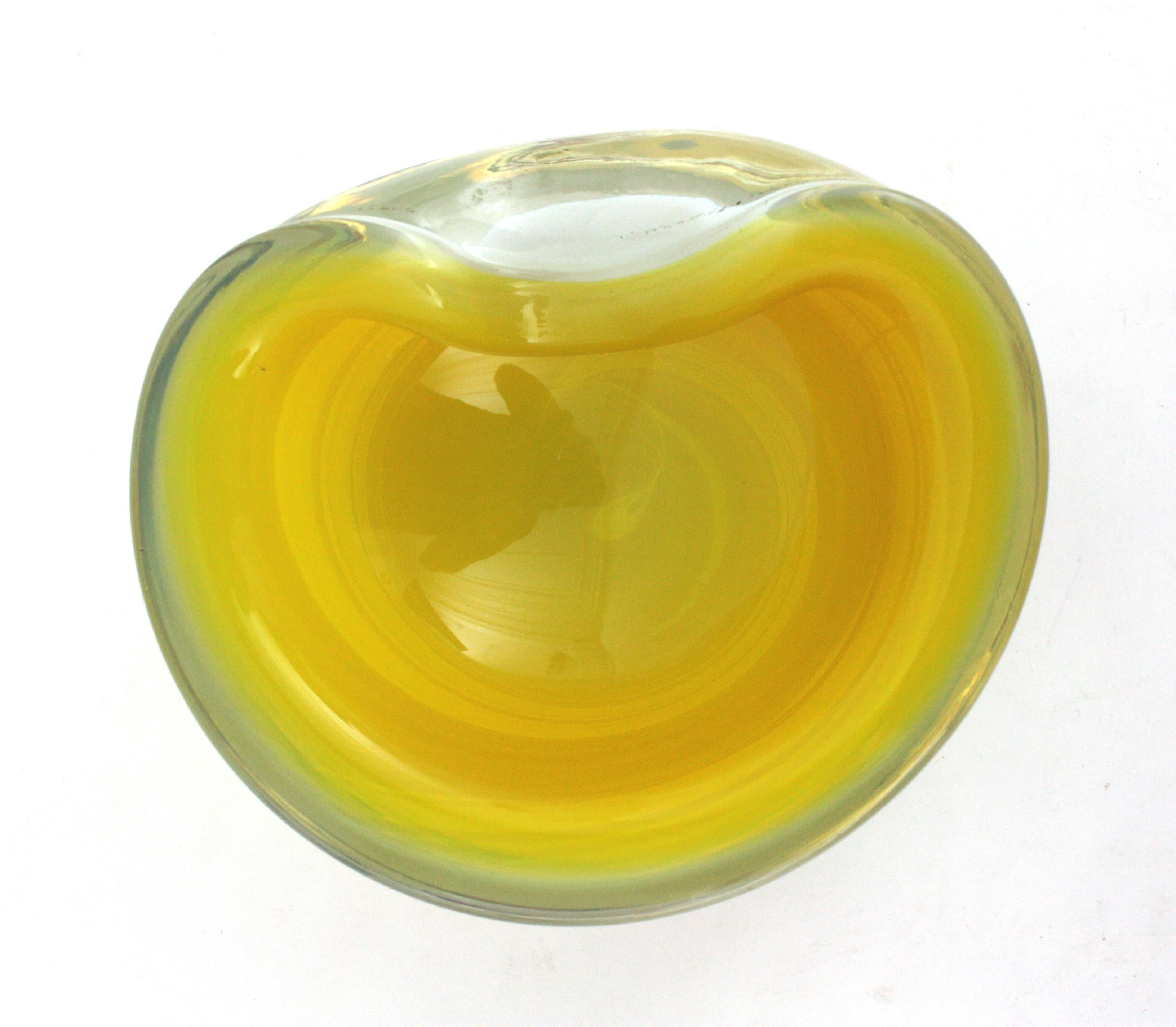 Seguso Murano Amarillo Ópalo Blanco Sommerso Cuenco / Cenicero Grande de Vidrio Artístico en venta 5