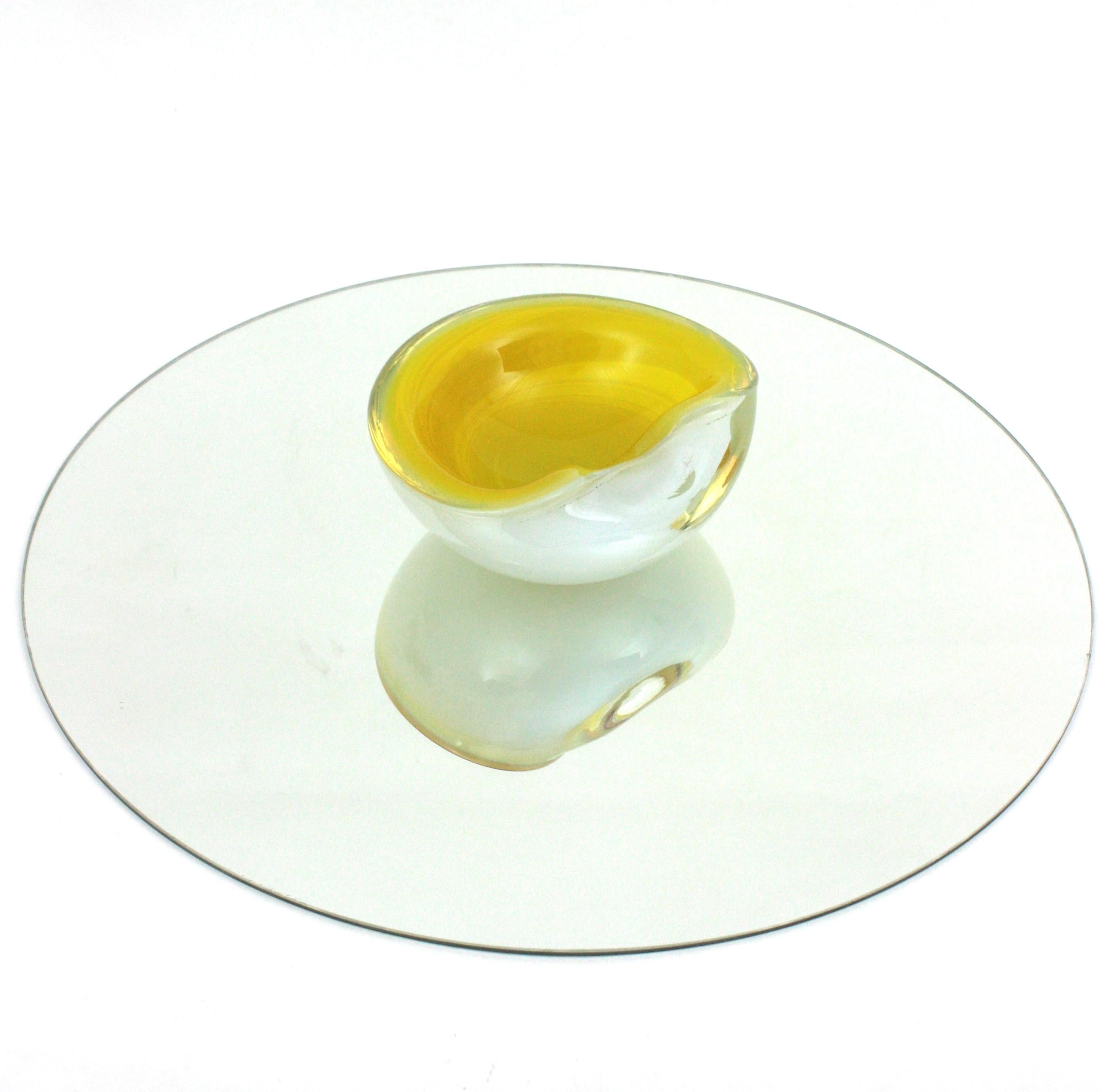 Seguso Murano Amarillo Ópalo Blanco Sommerso Cuenco / Cenicero Grande de Vidrio Artístico en venta 10