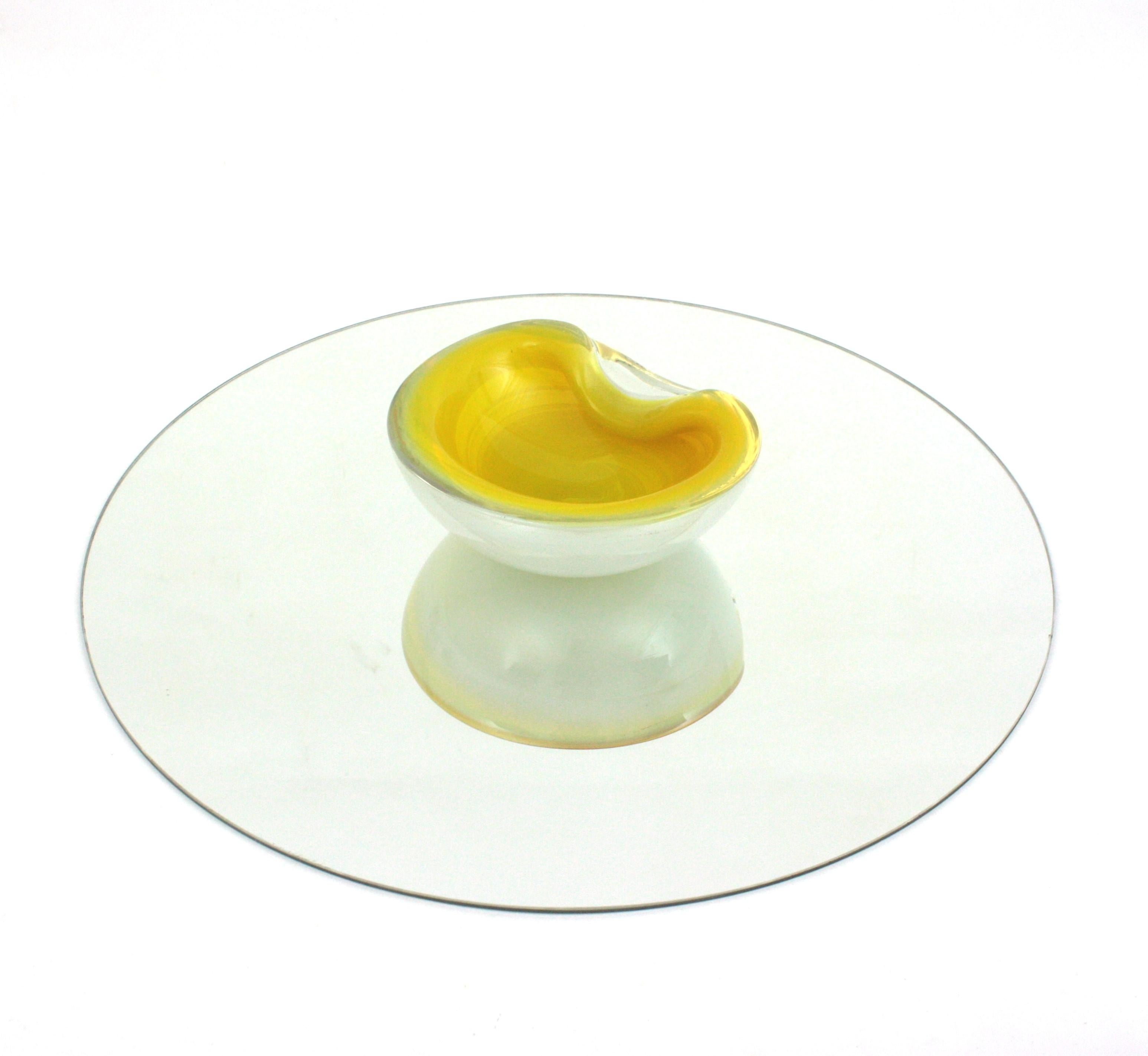 Seguso Murano Amarillo Ópalo Blanco Sommerso Cuenco / Cenicero Grande de Vidrio Artístico en venta 11