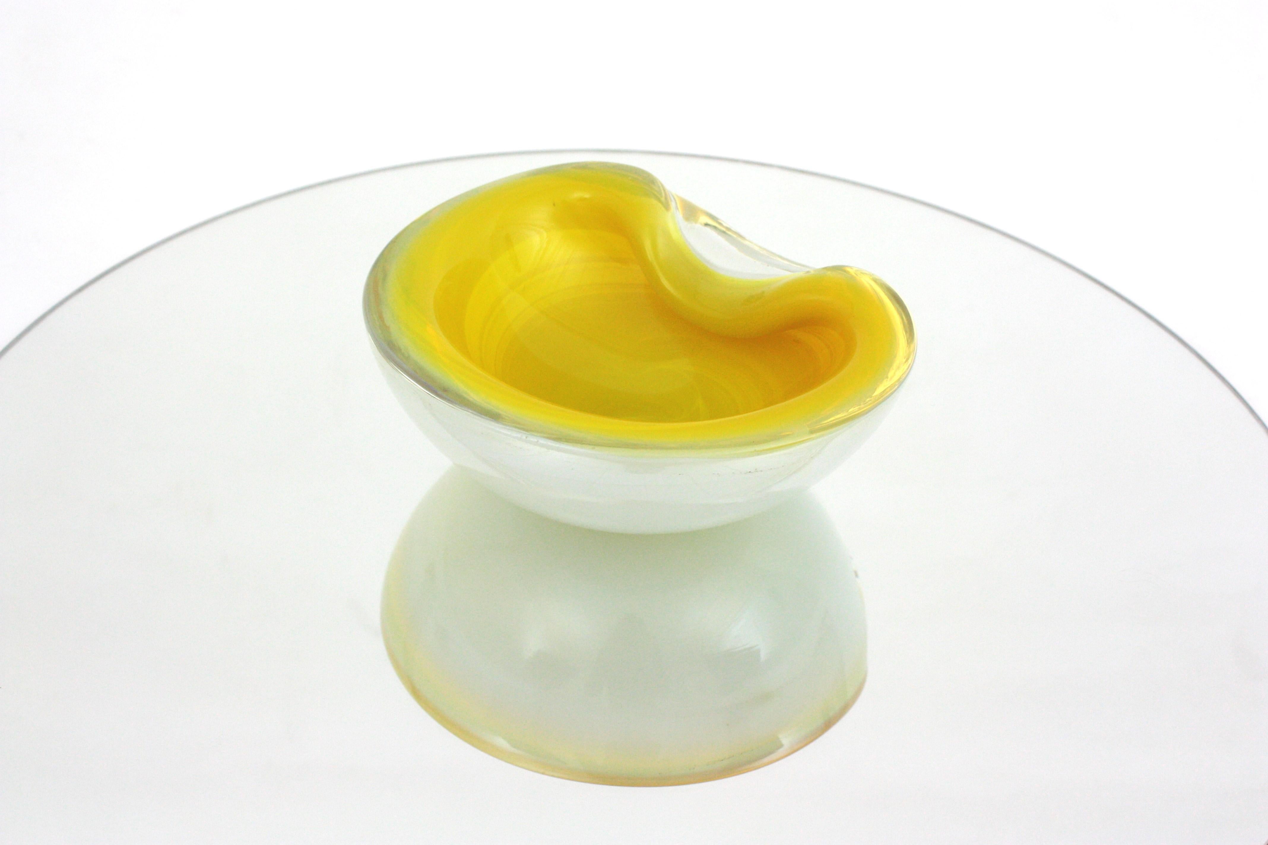 Seguso Murano Amarillo Ópalo Blanco Sommerso Cuenco / Cenicero Grande de Vidrio Artístico en venta 12