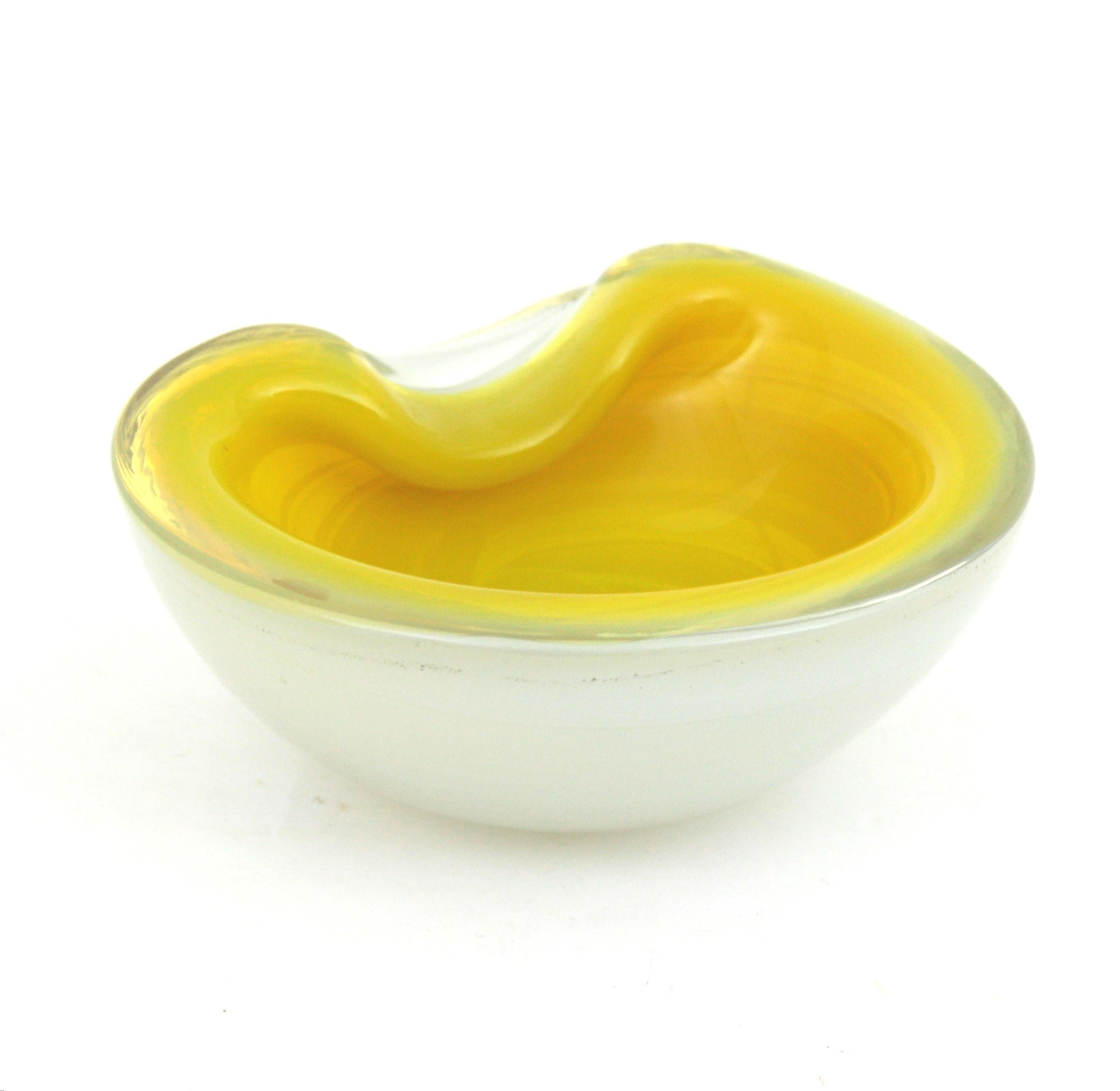 Gran Cuenco de Murano Sommerso Soplado a Mano de Vidrio Alabastro Amarillo Blanco con Borde Doblado. Atribuido a Archimede Seguso. Italia, años 50.
Forma biomórfica y cristal amarillo vibrante sobre cristal blanco opalescente en el diseño Alabastro