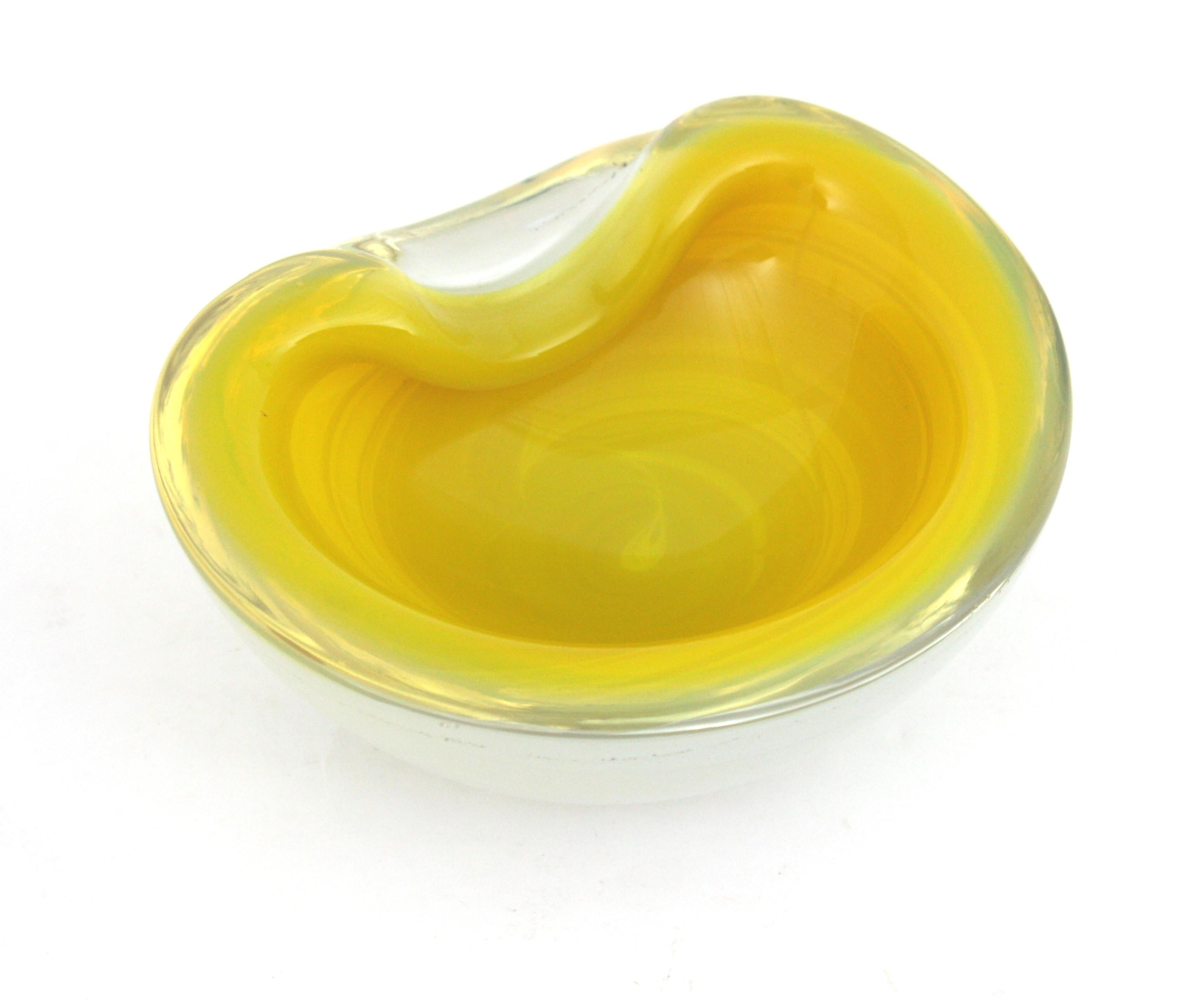 Seguso Murano Amarillo Ópalo Blanco Sommerso Cuenco / Cenicero Grande de Vidrio Artístico Moderno de mediados de siglo en venta