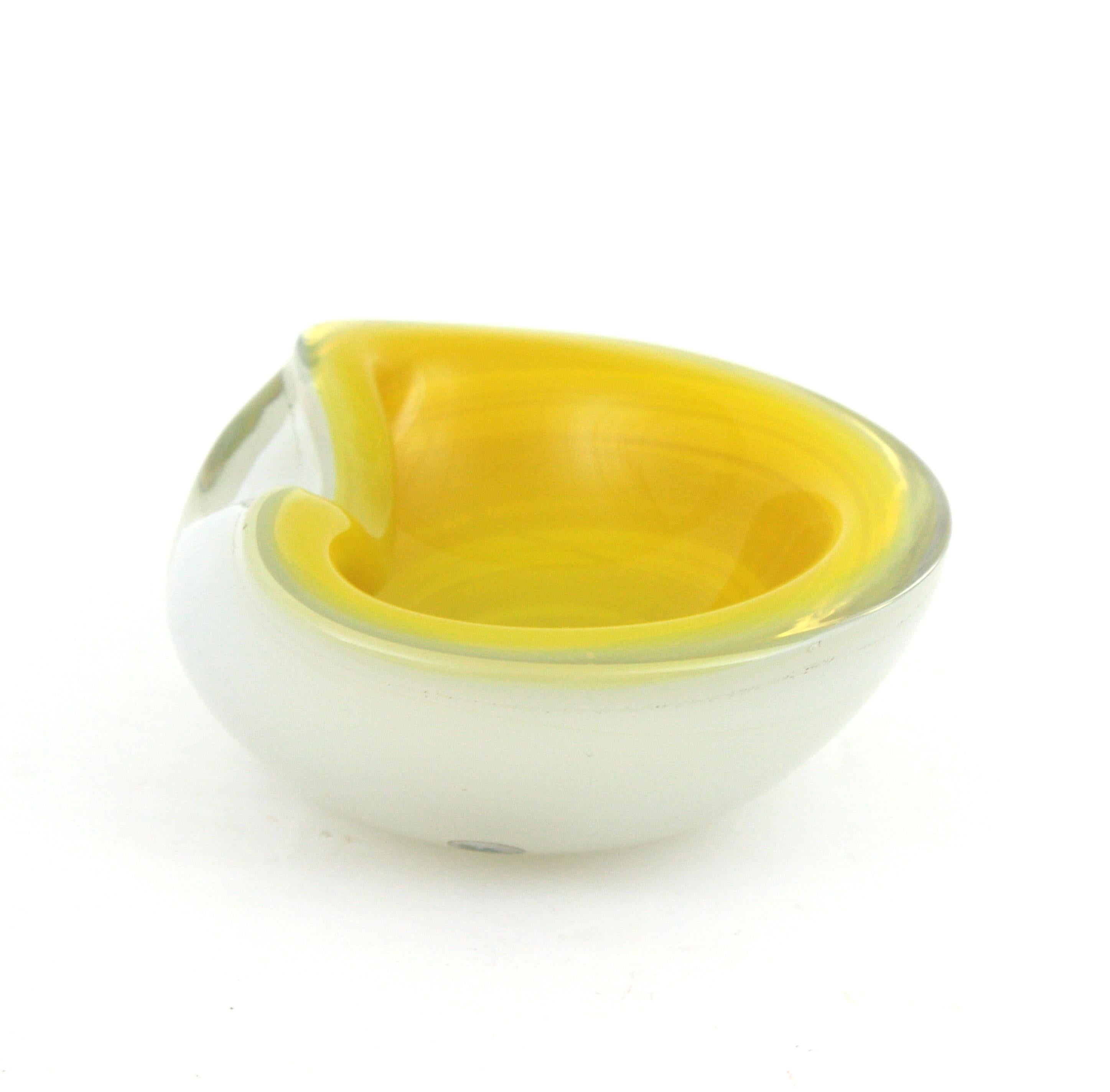 Seguso Murano Amarillo Ópalo Blanco Sommerso Cuenco / Cenicero Grande de Vidrio Artístico en Bueno estado para la venta en Barcelona, ES