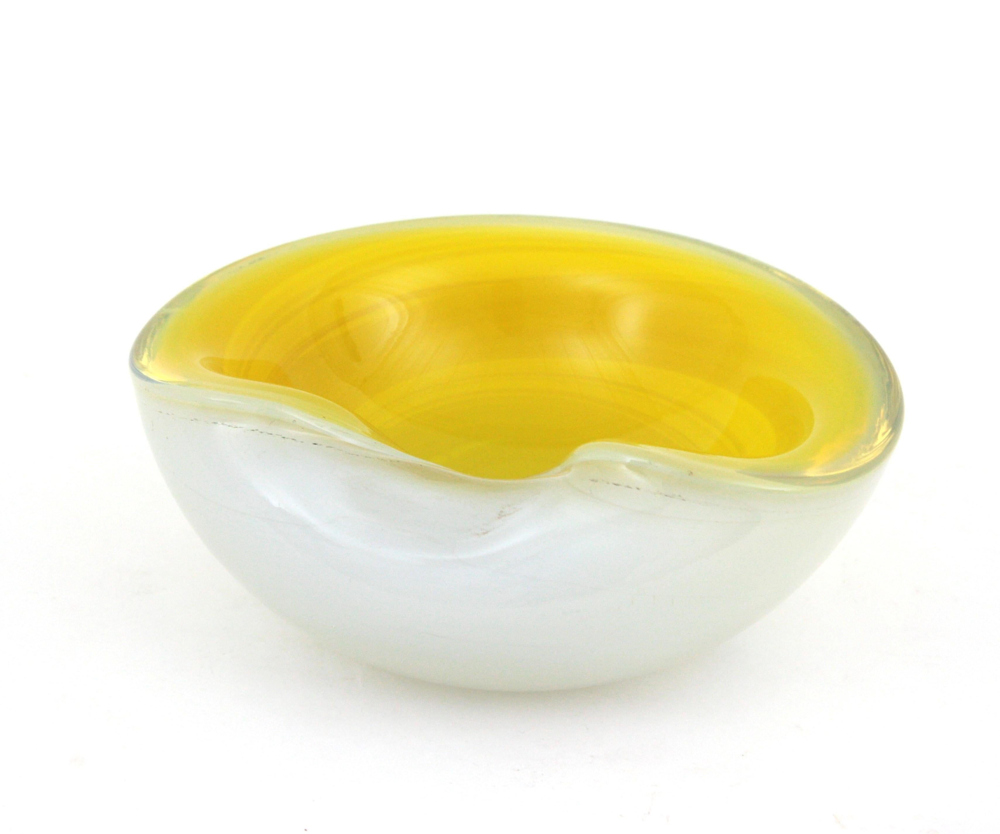 Seguso Murano Amarillo Ópalo Blanco Sommerso Cuenco / Cenicero Grande de Vidrio Artístico siglo XX en venta